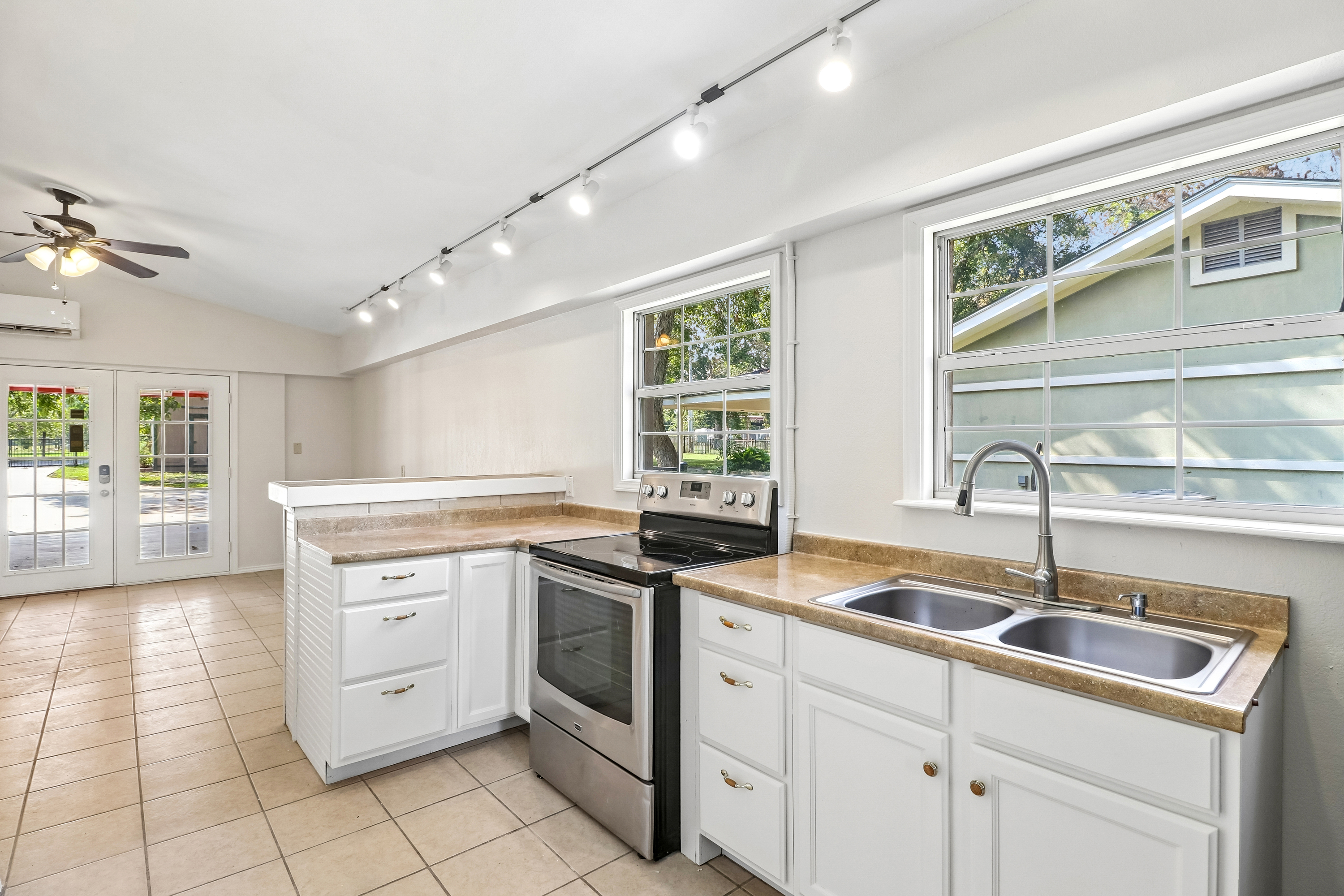 Photo 30 of 47 of 1321 E Zipp Rd, New Braunfels, TX