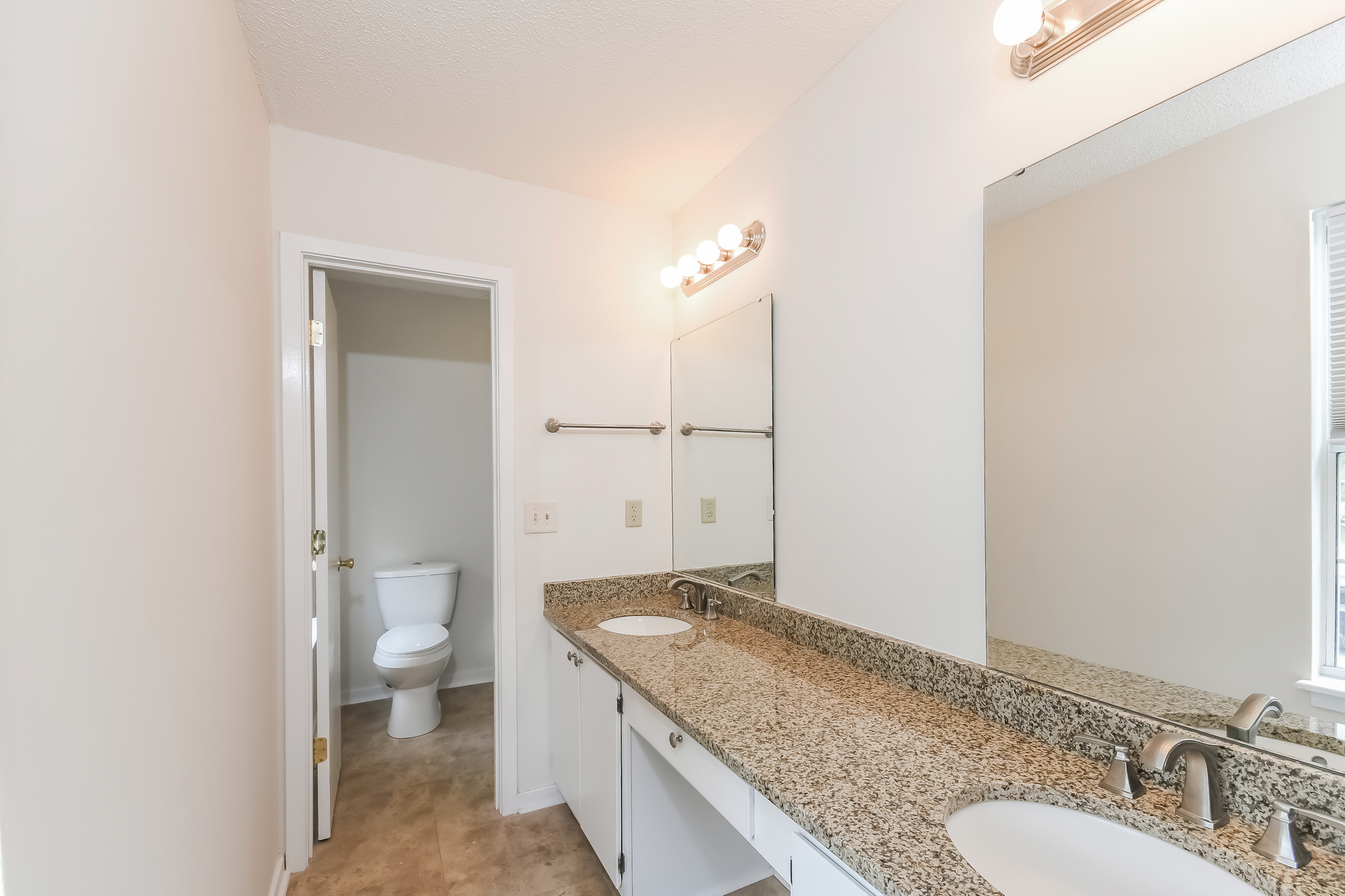 Photo 14 of 22 of 2054 Willowdale Ct, Mount Pleasant, SC