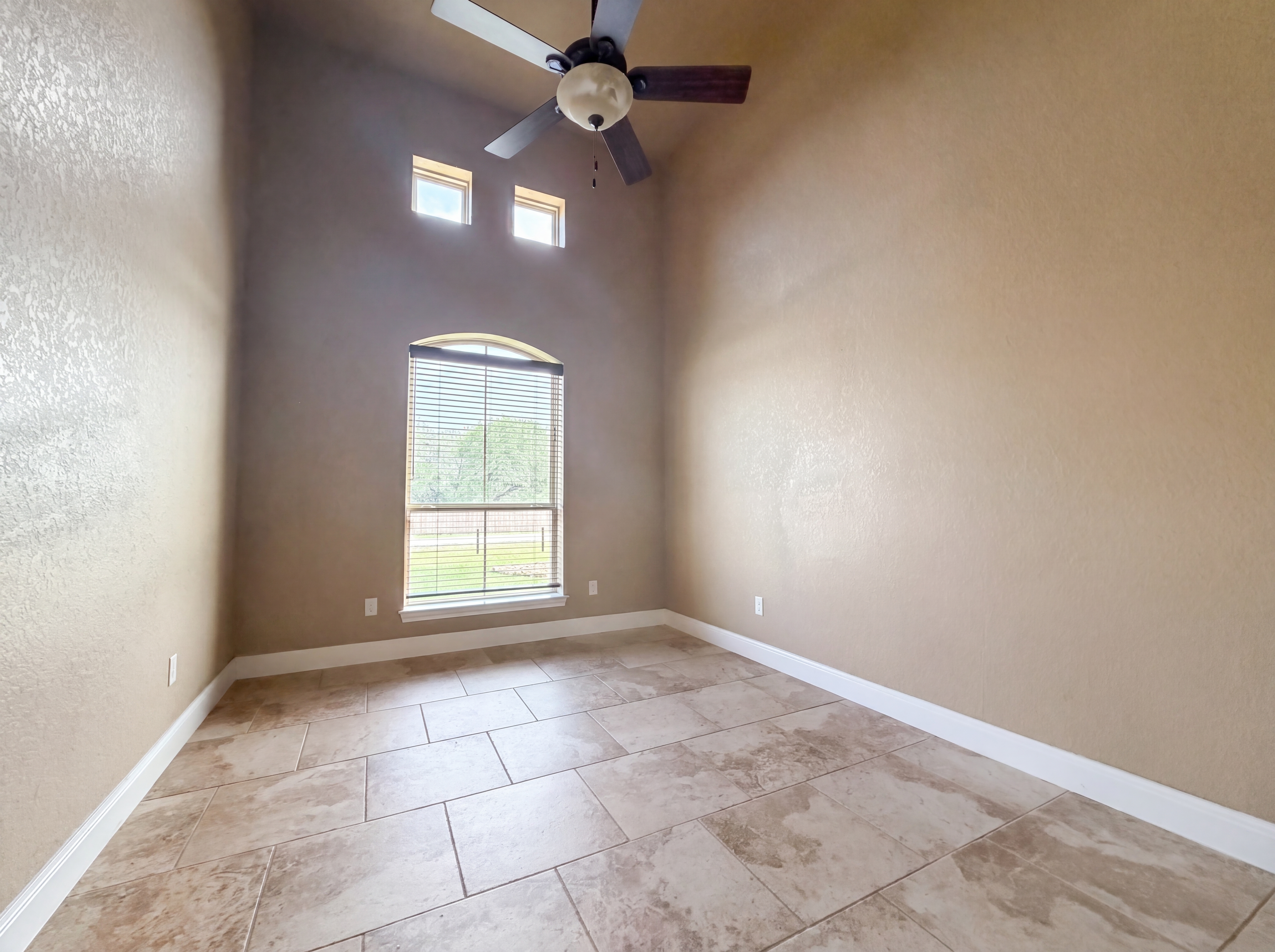 Photo 8 of 16 of 105 E Eden Vly, Adkins, TX