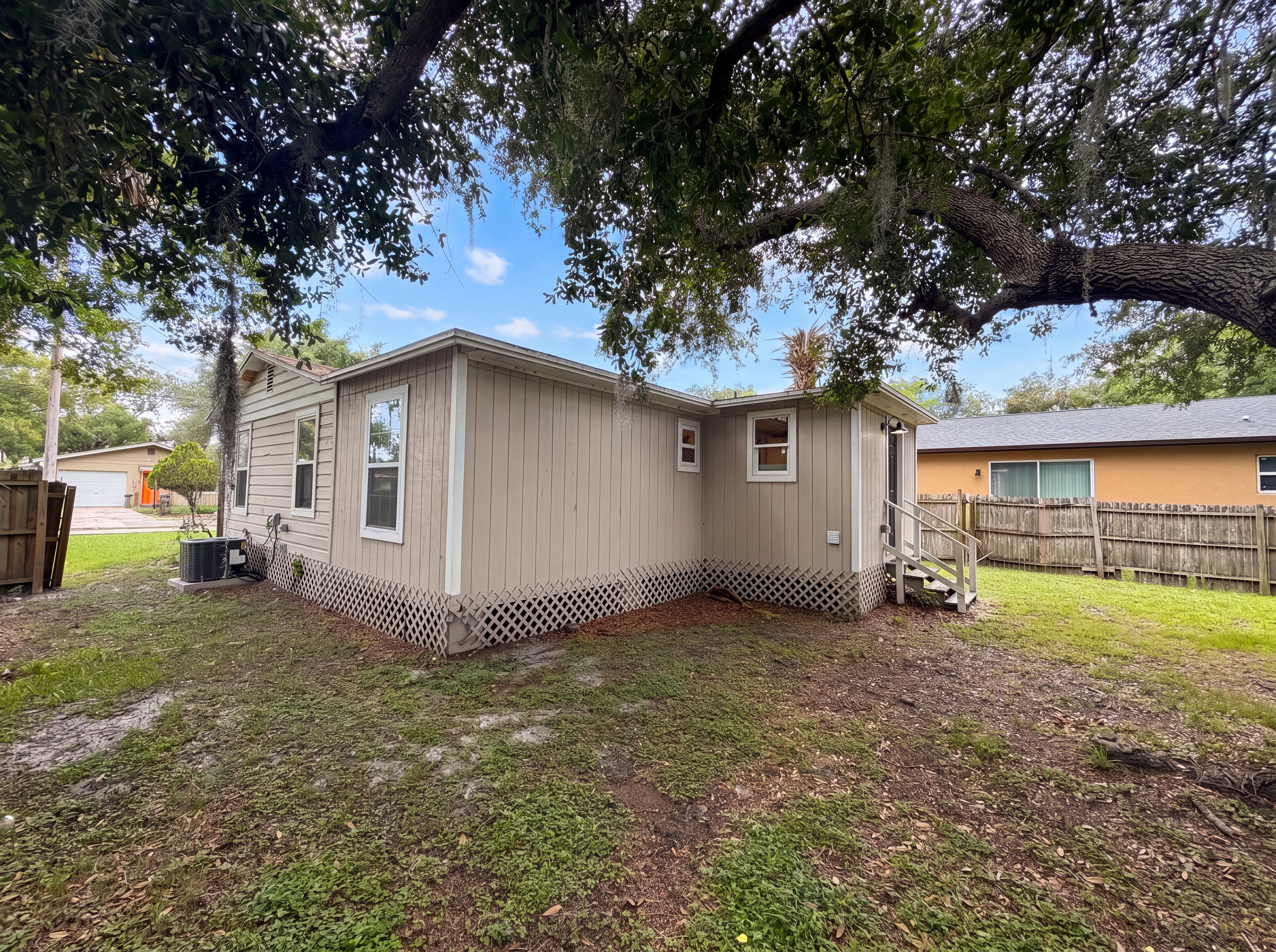 Photo 5 of 23 of 1506 W 16th St, Sanford, FL