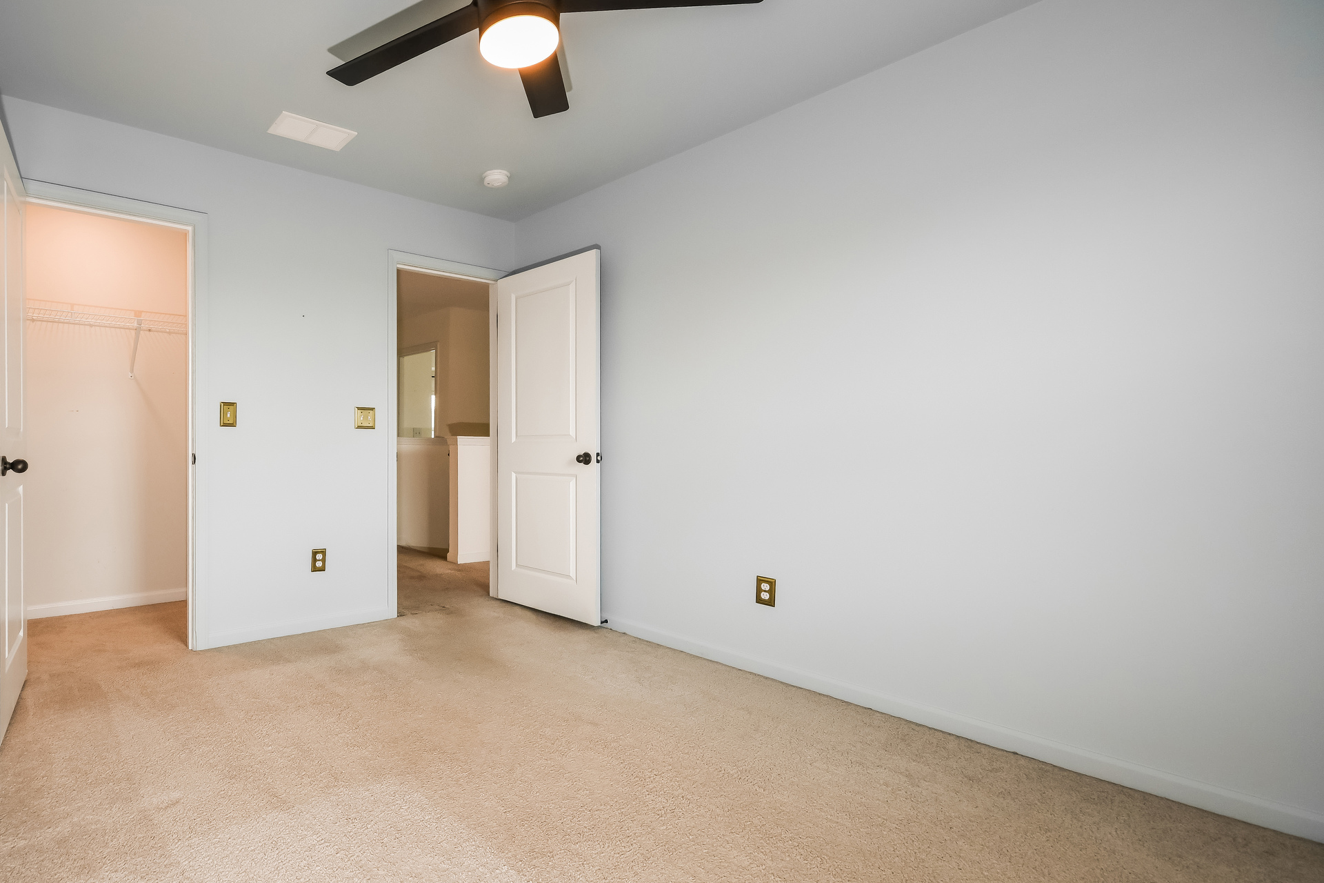 Photo 4 of 22 of 704 Sportsman Rd, Moncks Corner, SC