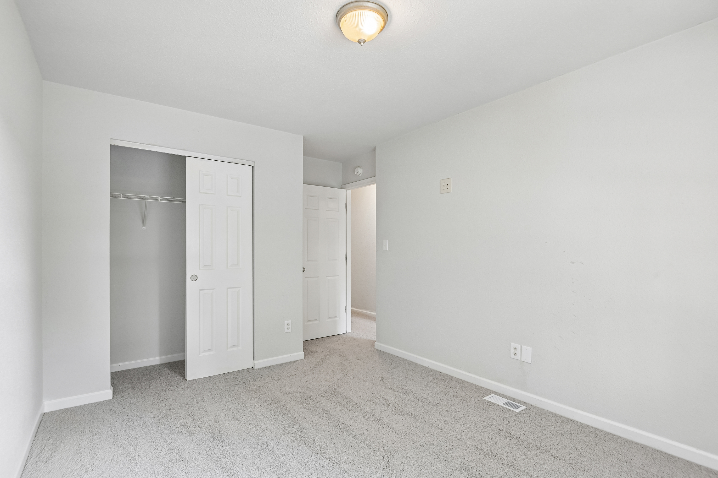 Photo 23 of 43 of 2327 Rostock Ct, Indianapolis, IN