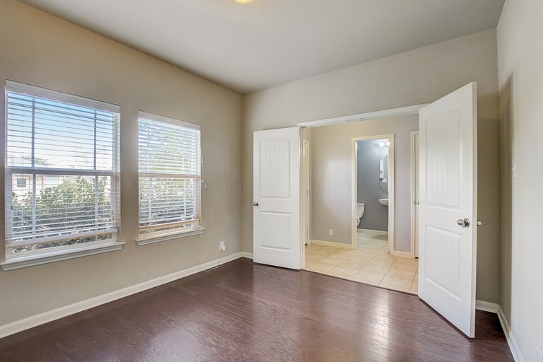 Photo 16 of 33 - 904 Alamo Plaza Dr, Cedar Park, TX 78613