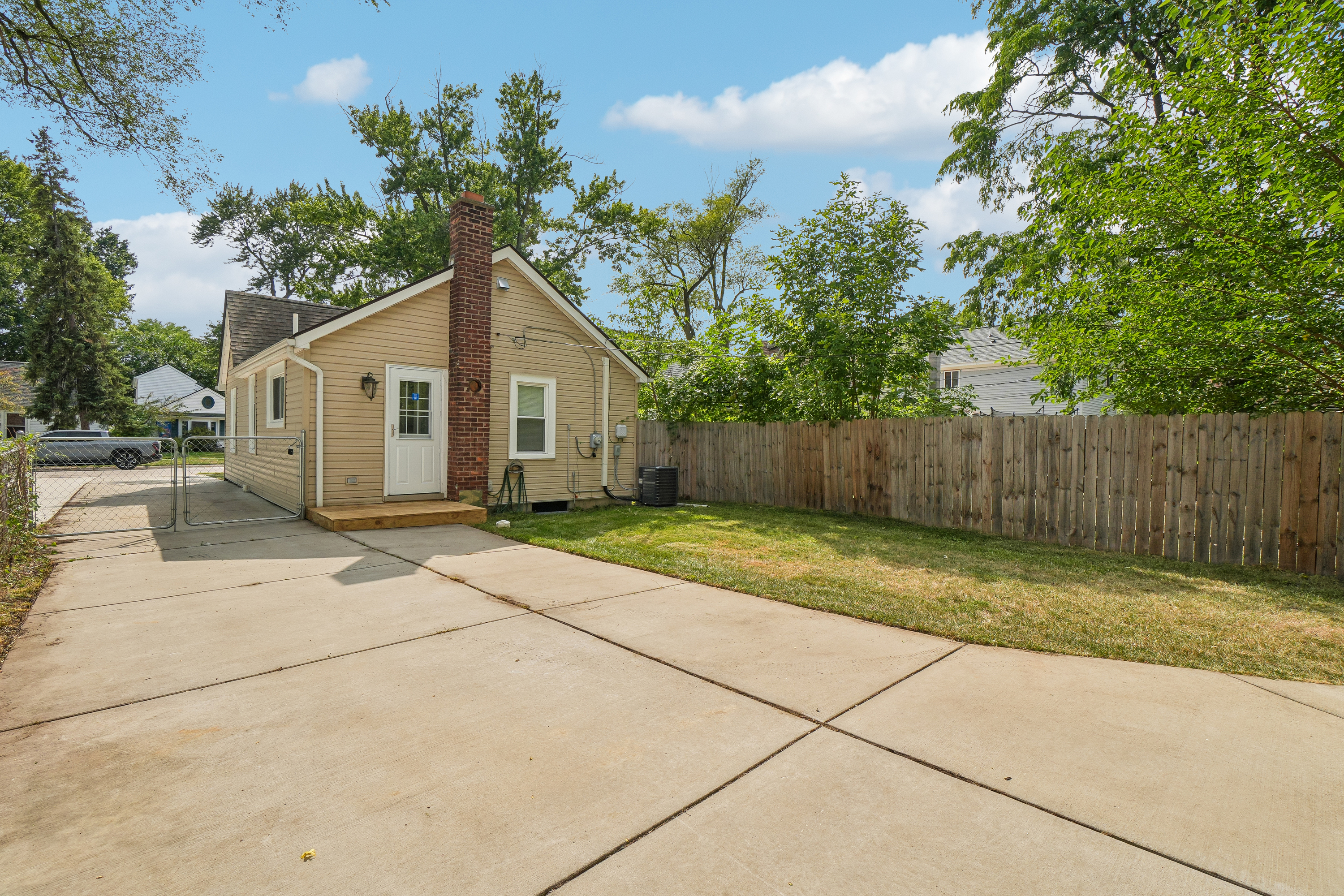 Photo 35 of 38 of 20919 Hollywood St, Harper Woods, MI