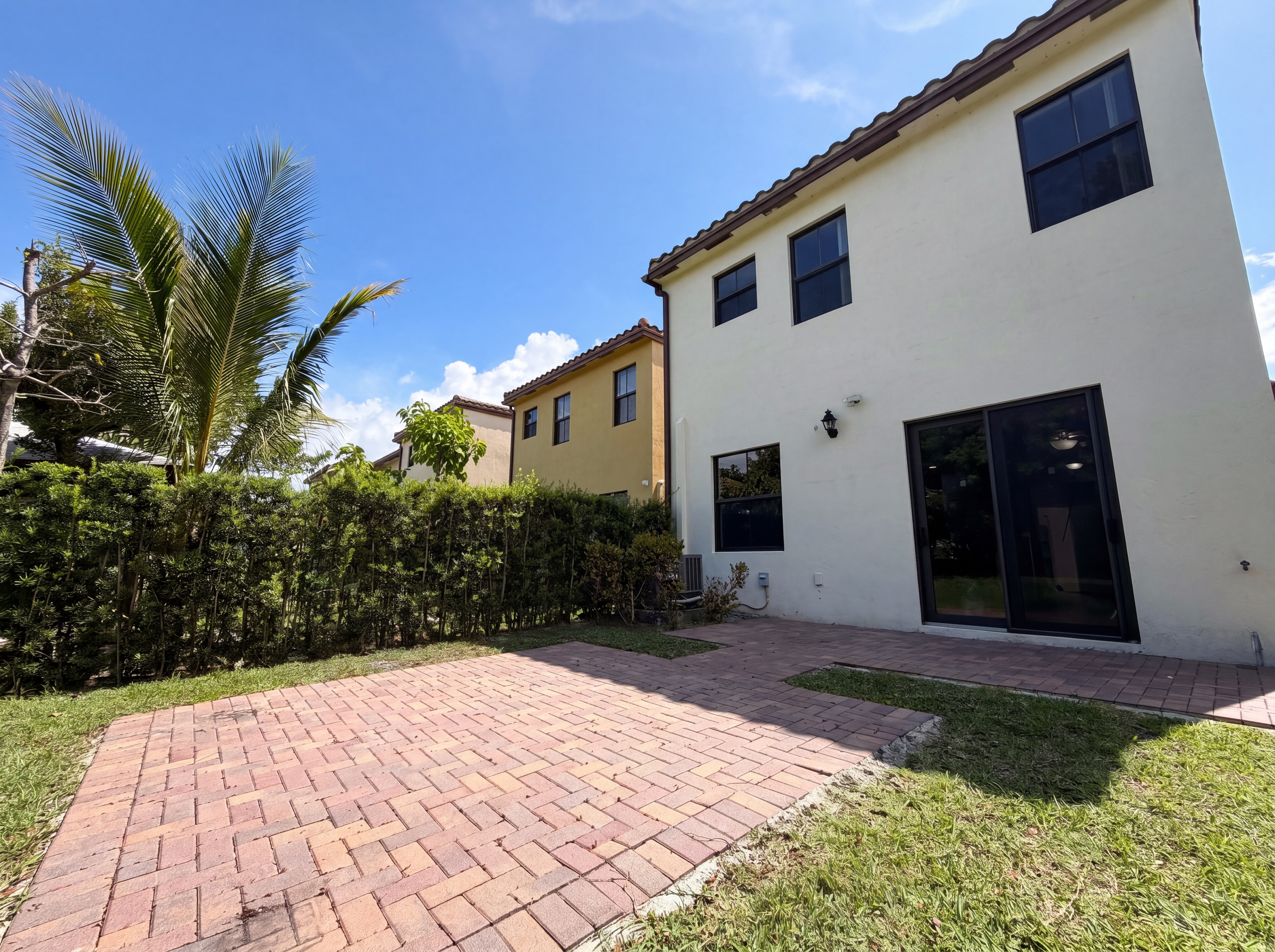Photo 5 of 26 of 5213 NW 50th Ter, Tamarac, FL