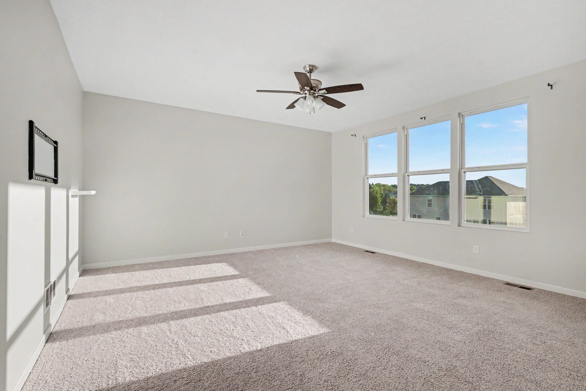 Photo 3 of 17 of 57 Garnett Cir, Copley, OH