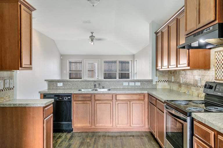 Photo 3 of 26 - 5209 Mirror Lake Dr, Haltom City, TX 76117