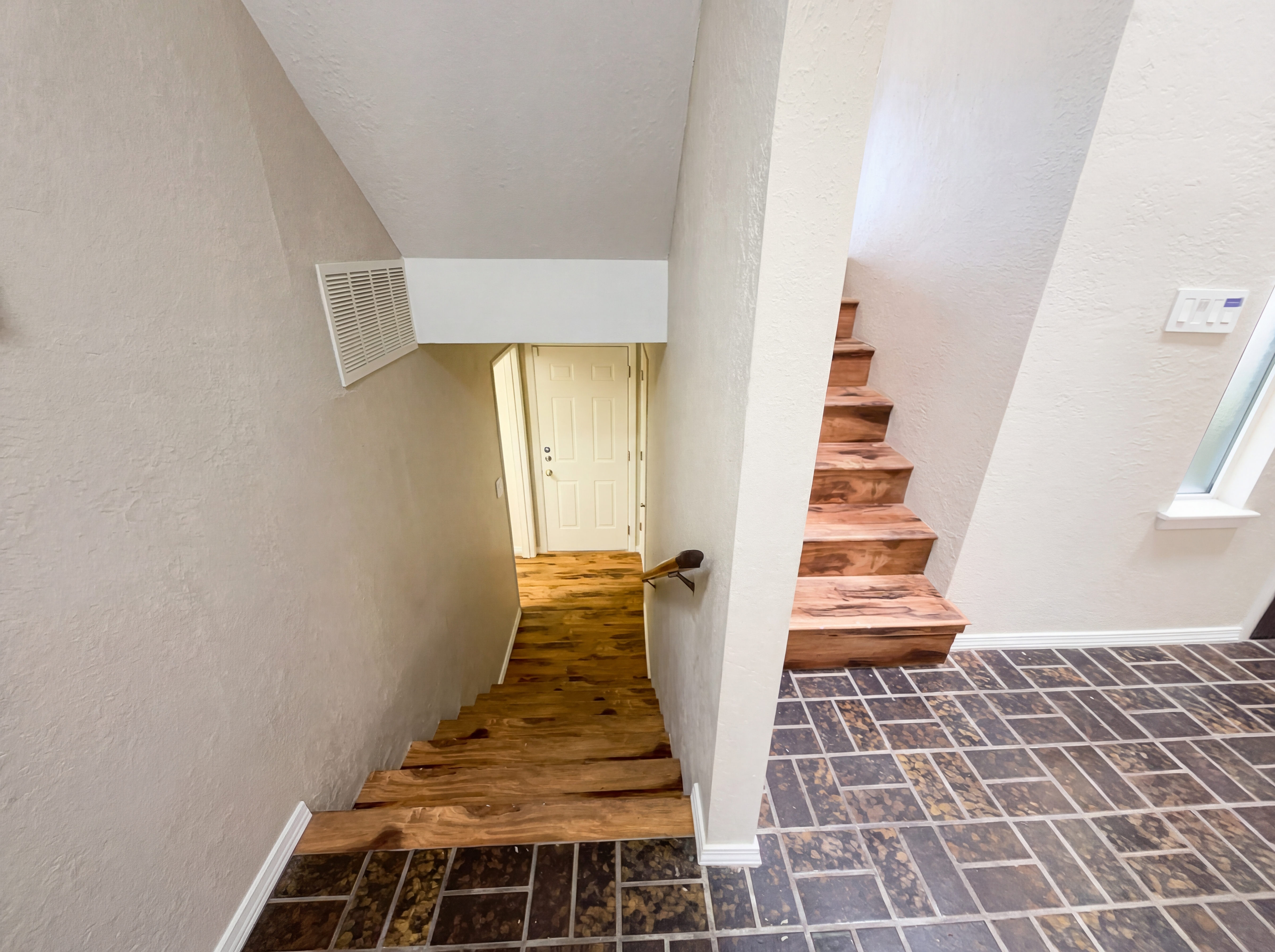 Photo 11 of 28 of 438 Pinon Creek Rd SE, Albuquerque, NM