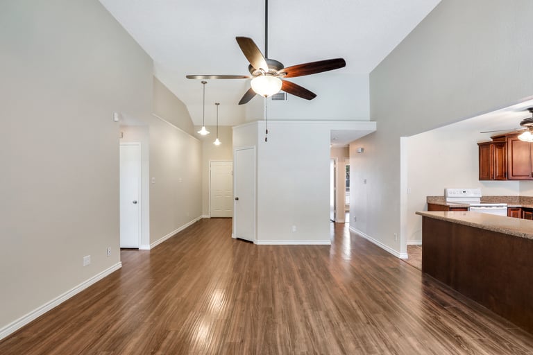 Photo 6 of 22 - 6312 Brookmont Ct, Arlington, TX 76018