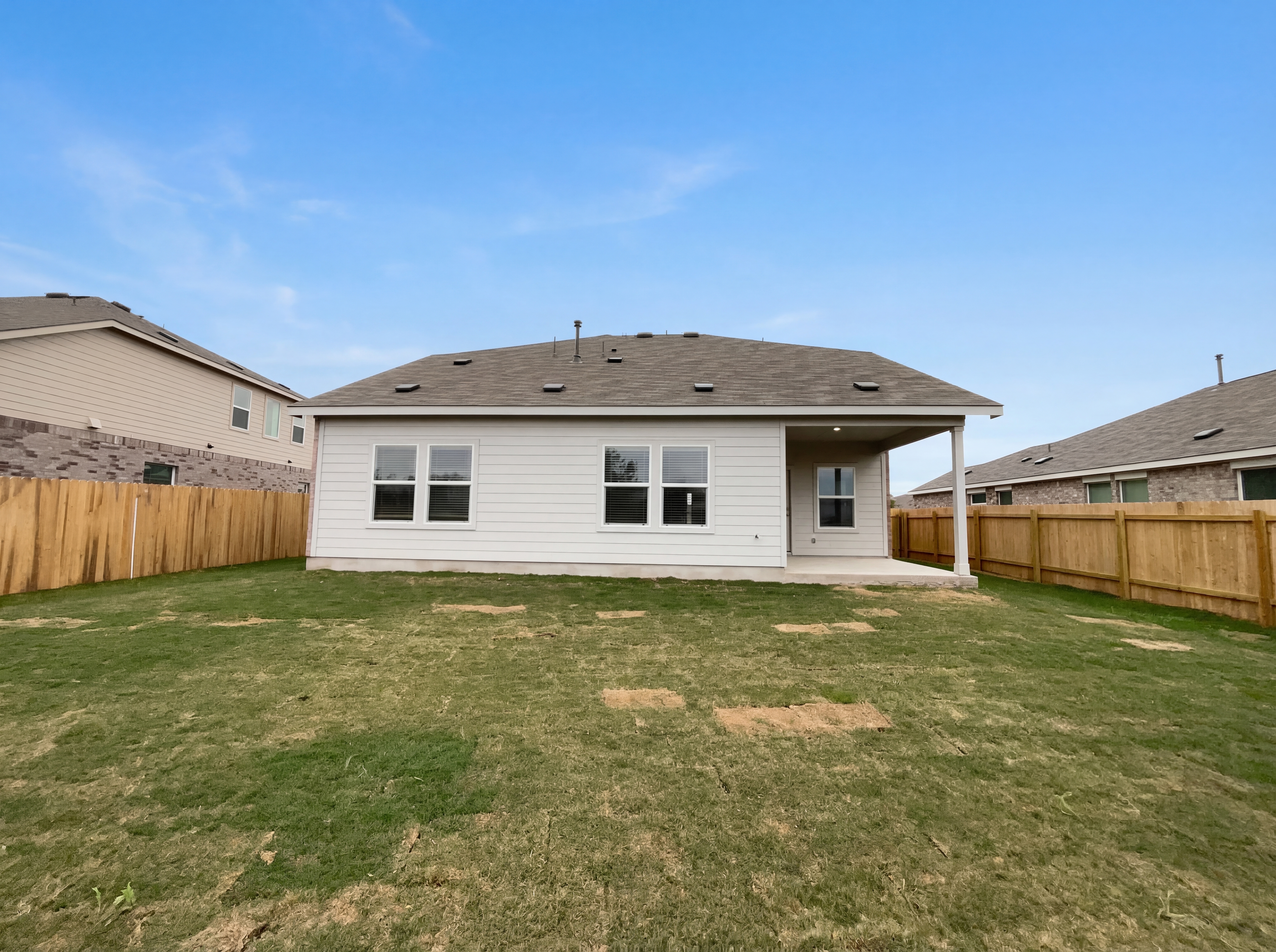 Photo 5 of 24 of 501 Vantage Dr, Hutto, TX