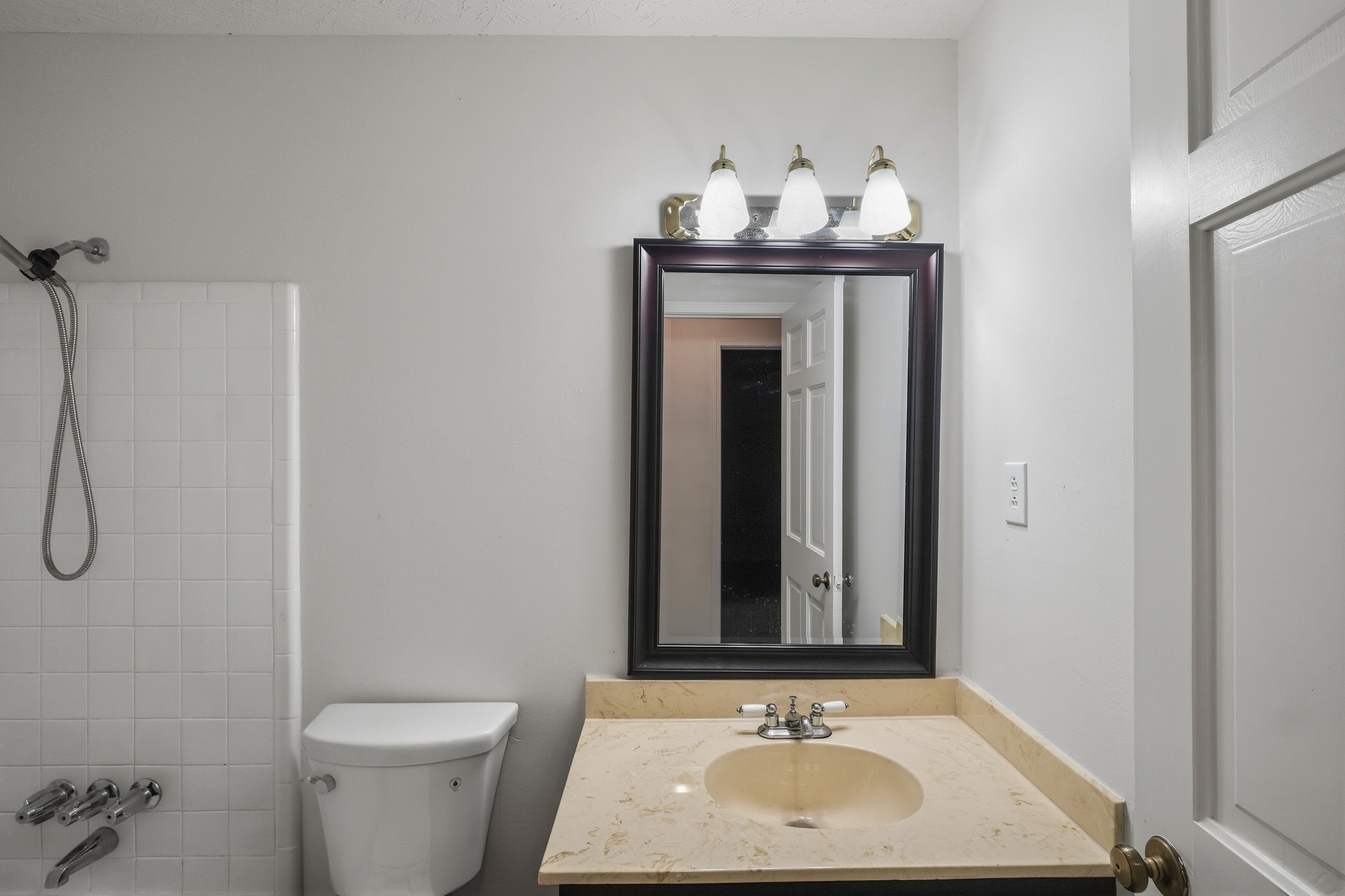 Photo 16 of 27 of 4222 King James Ct, Snellville, GA