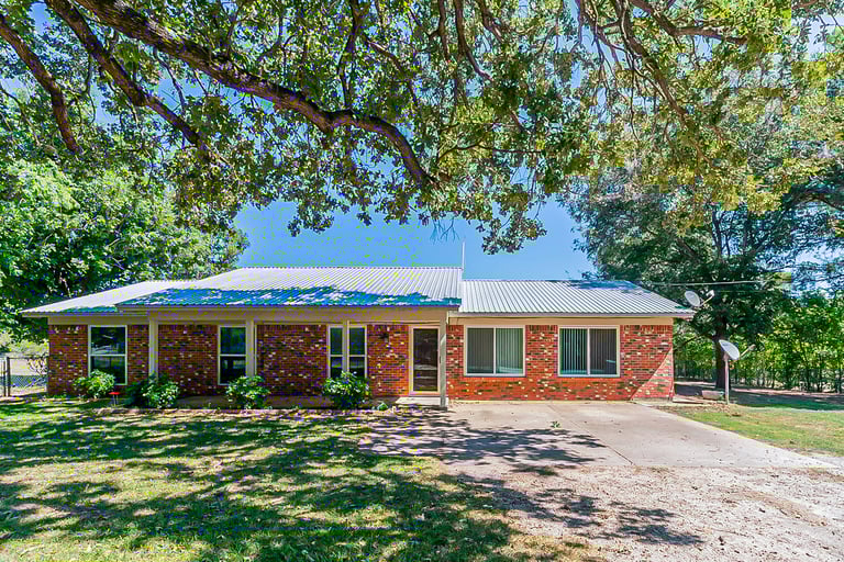 Photo 1 of 23 - 1500 Arvel Cir, Azle, TX 76020