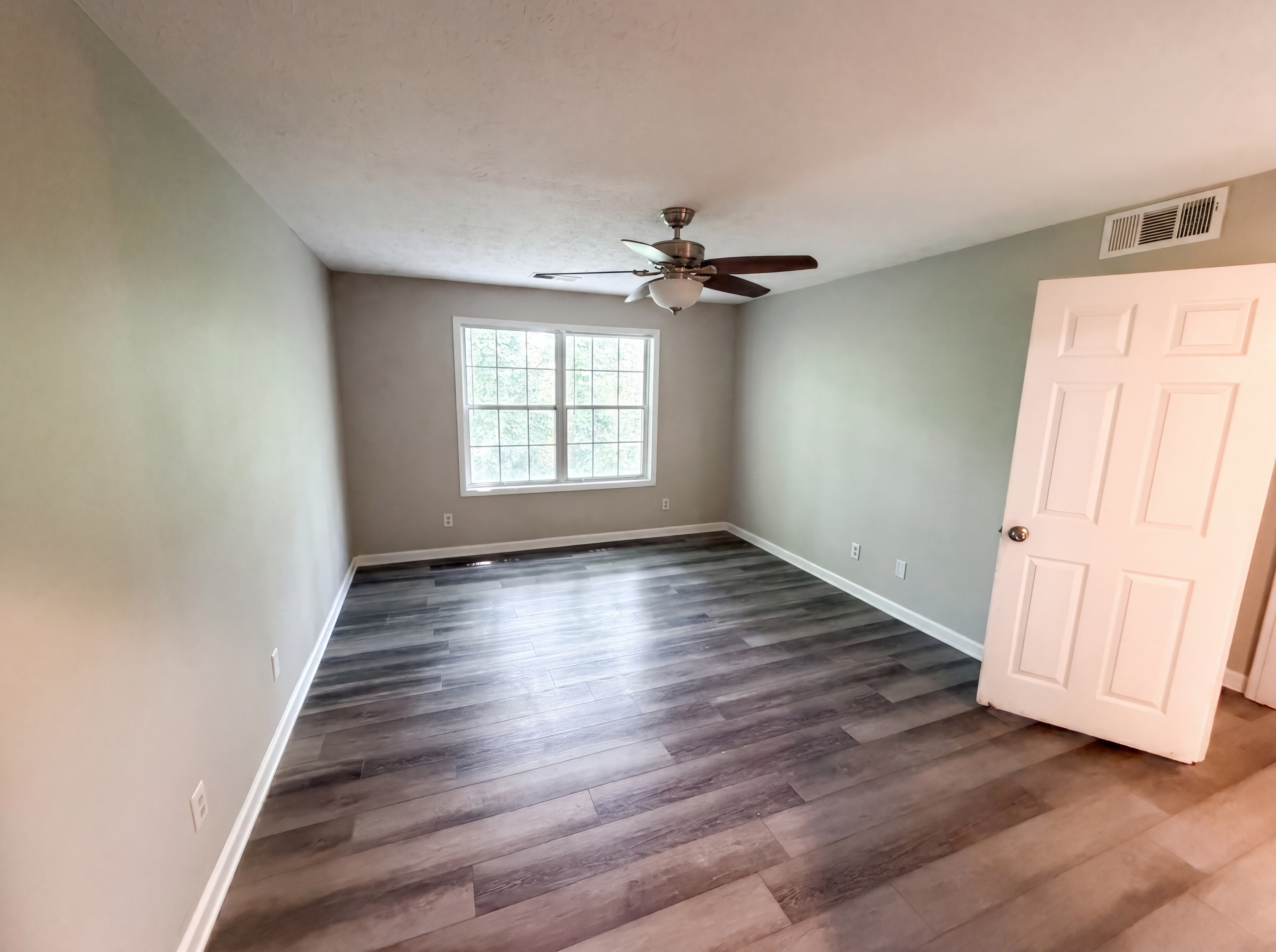 Photo 14 of 34 of 4491 Pineridge Cir, Atlanta, GA