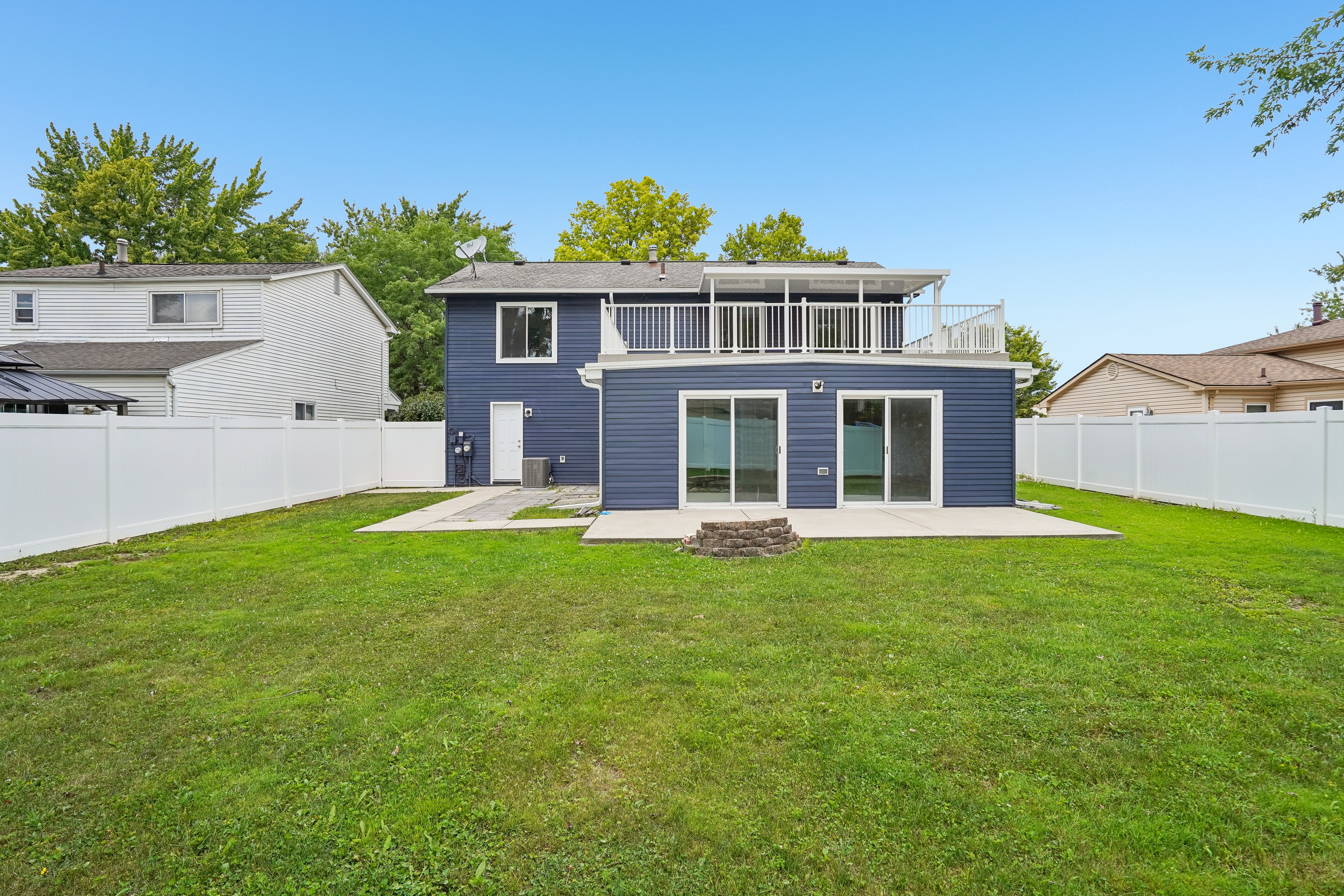 Photo 5 of 37 of 18923 Orleans Pl, Woodhaven, MI