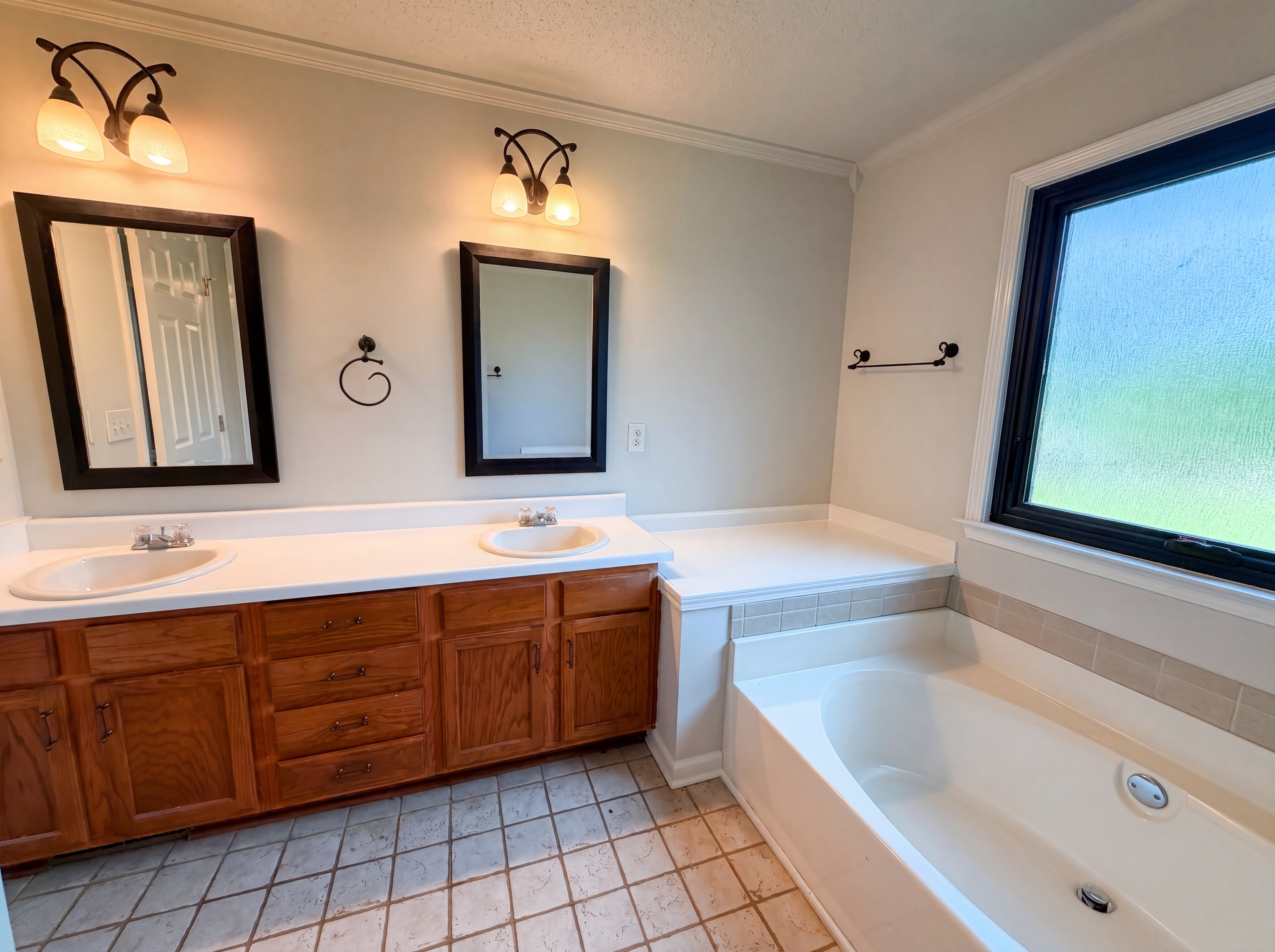 Photo 12 of 24 of 1688 Cedar Springs Cir, Clarksville, TN