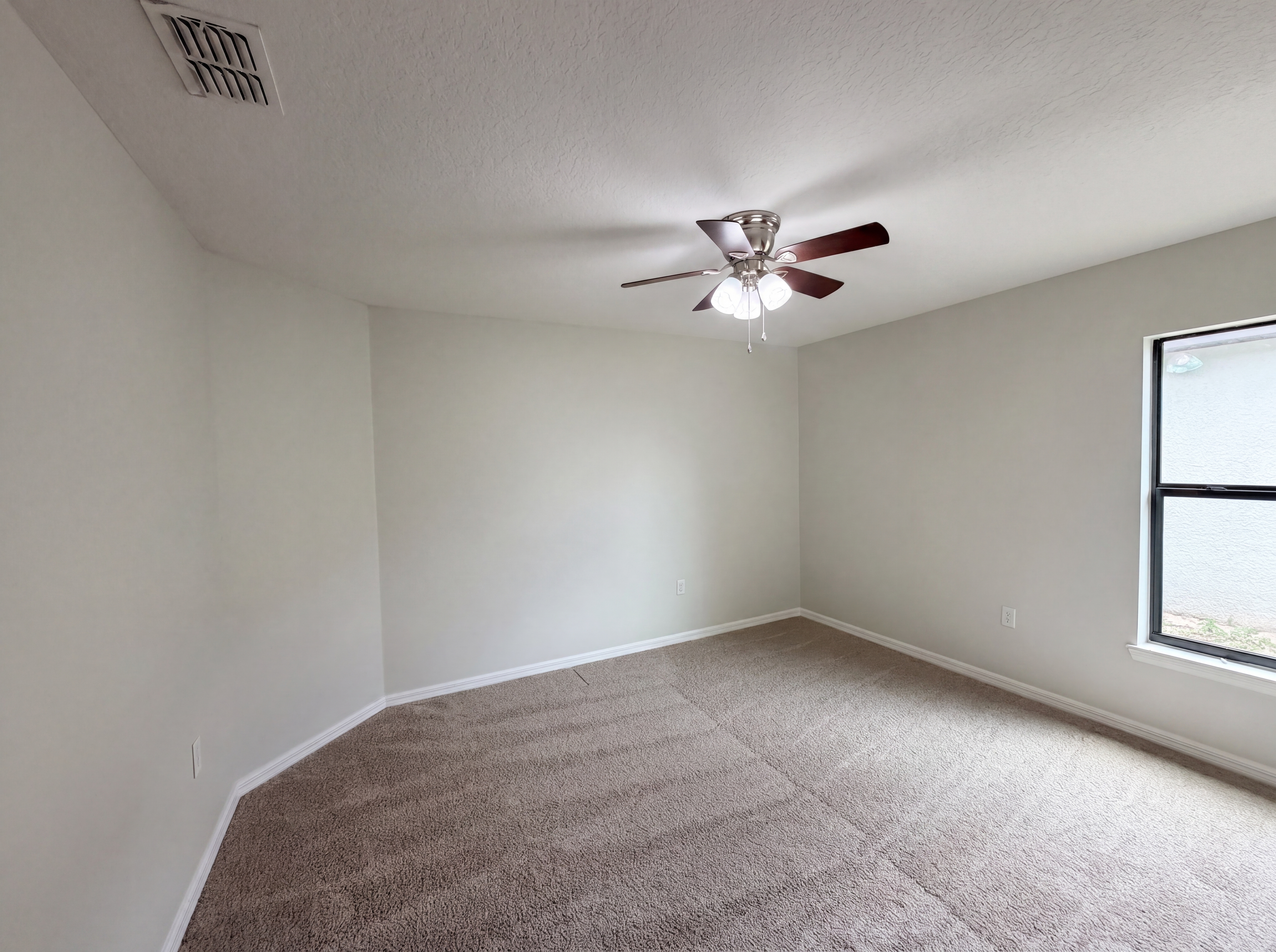 Photo 11 of 21 of 2440 Bracknell Forest Trl, Tavares, FL