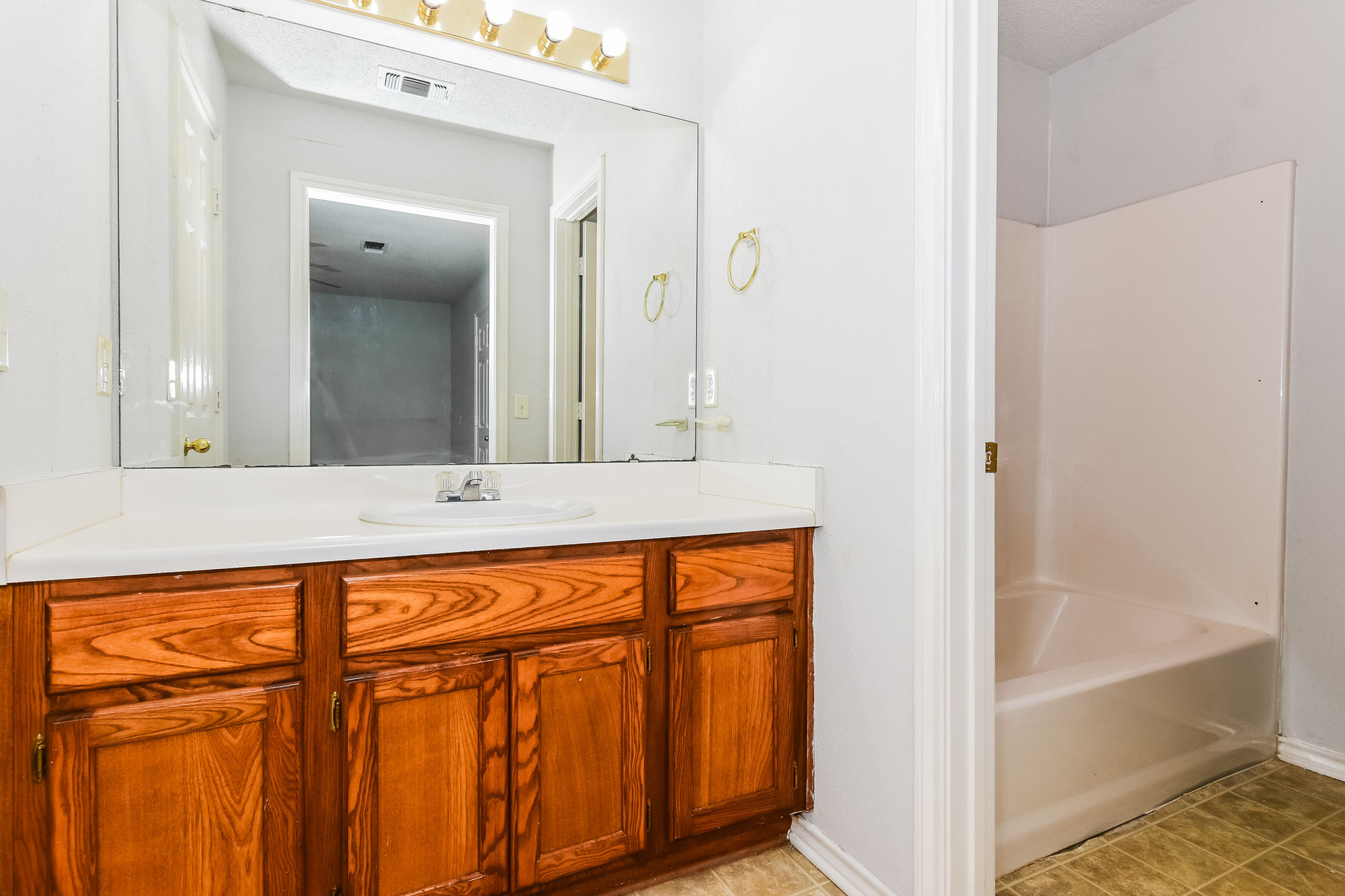 Photo 13 of 20 of 2127 N Village Dr, Bonham, TX
