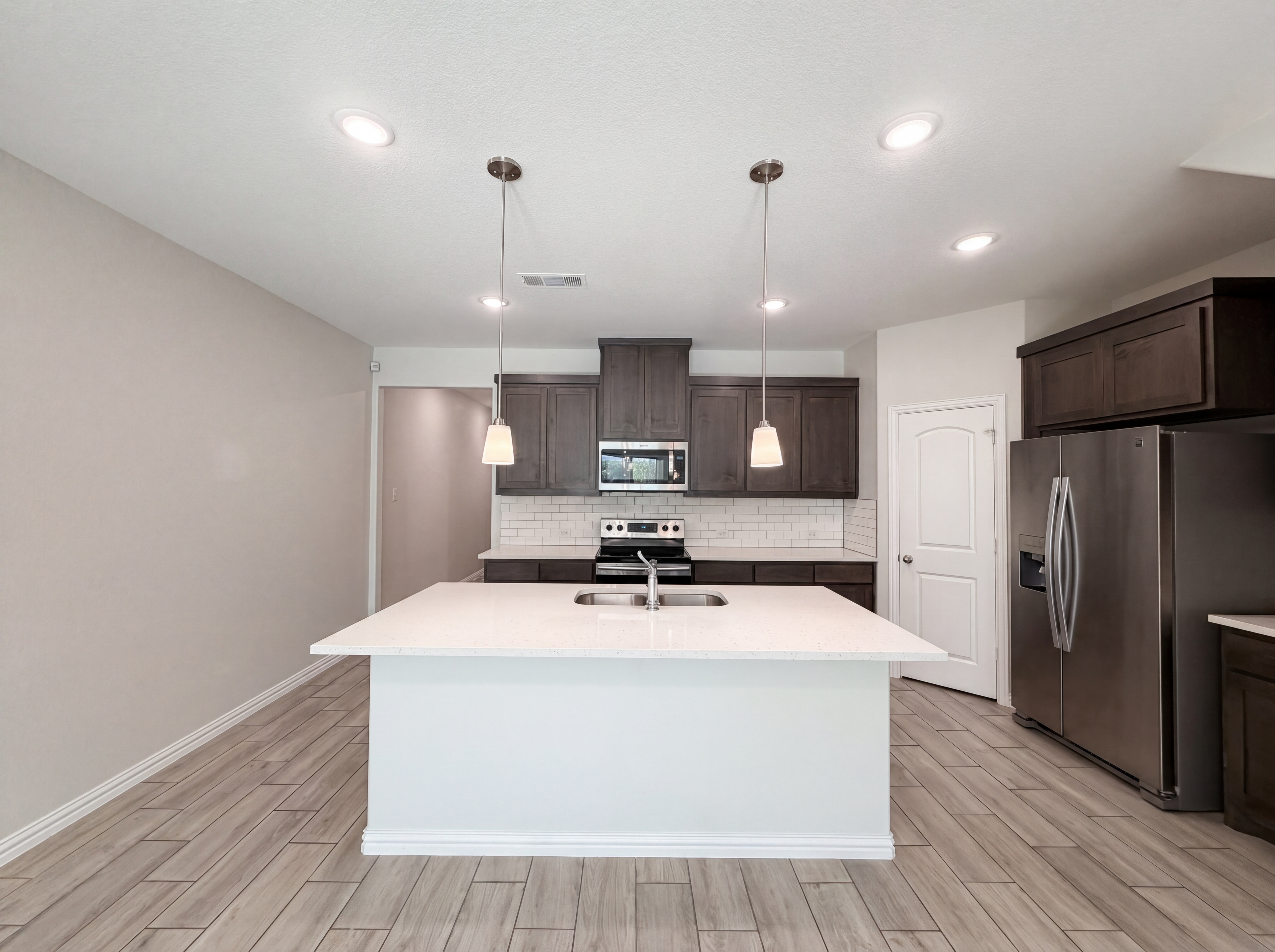 Photo 2 of 21 of 6705 Farsight Dr, Fort Worth, TX
