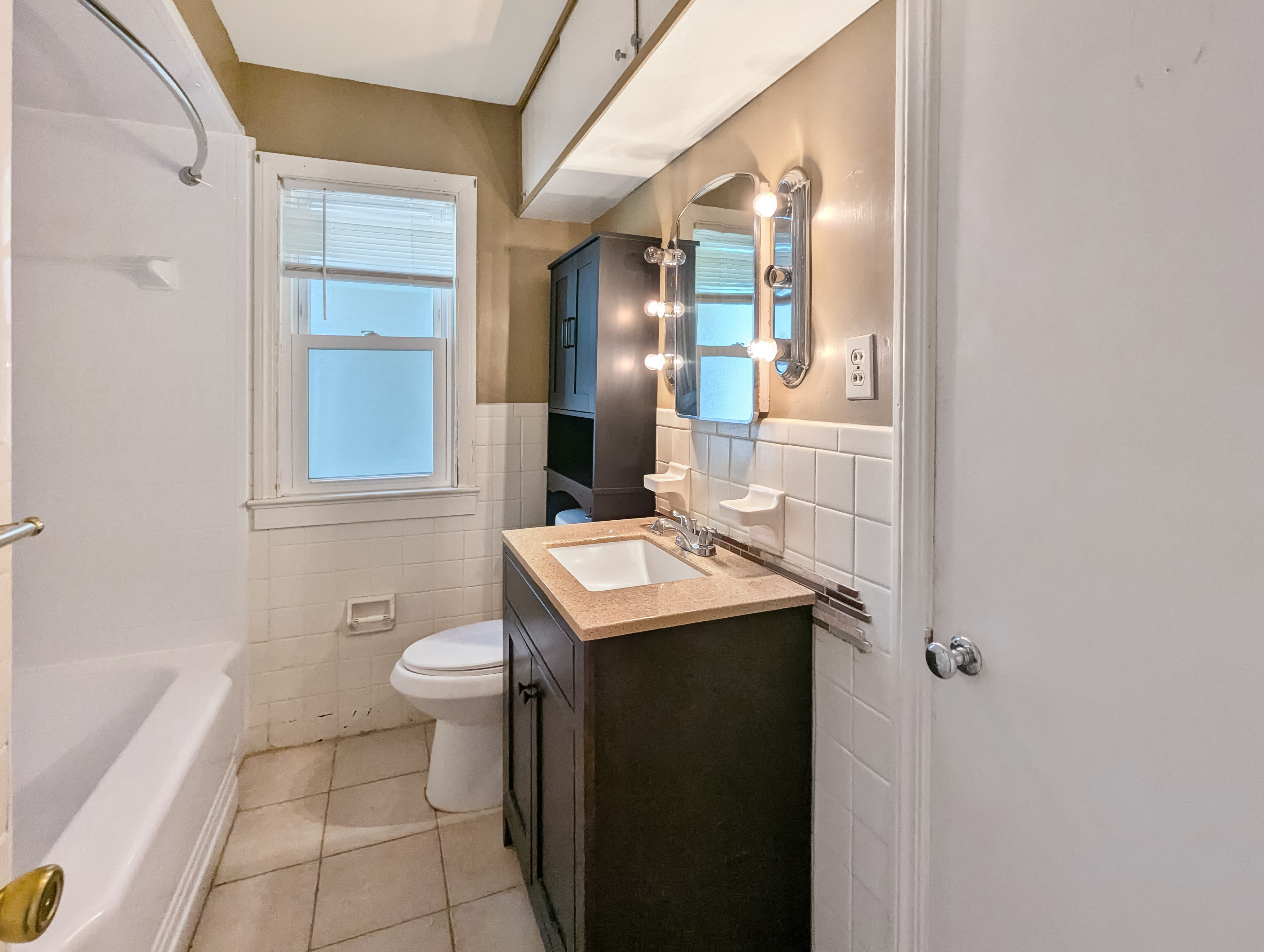 Photo 6 of 22 of 4135 Eastway Rd, Cleveland, OH