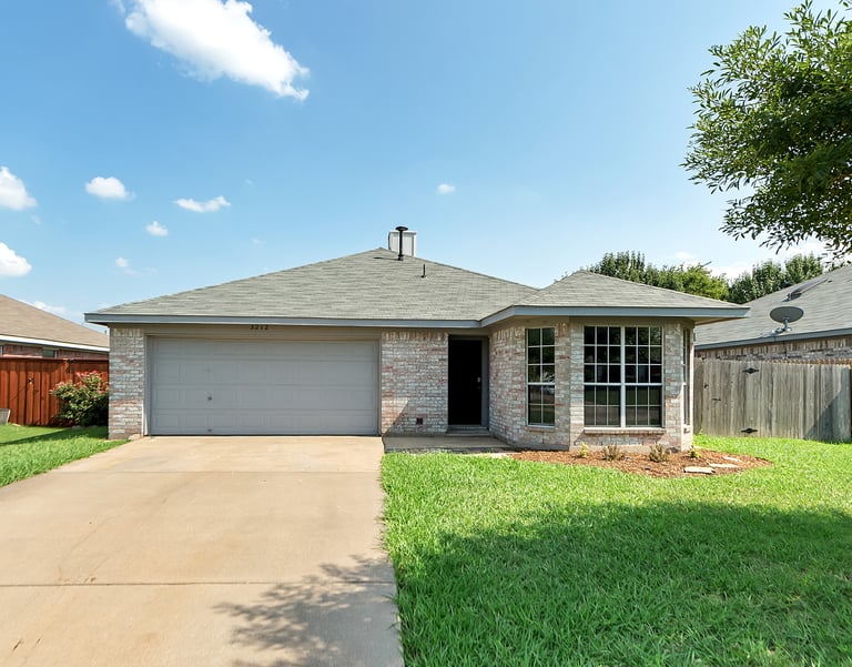 Photo 1 of 22 - 3212 Dove Valley Ln, Mansfield, TX 76063