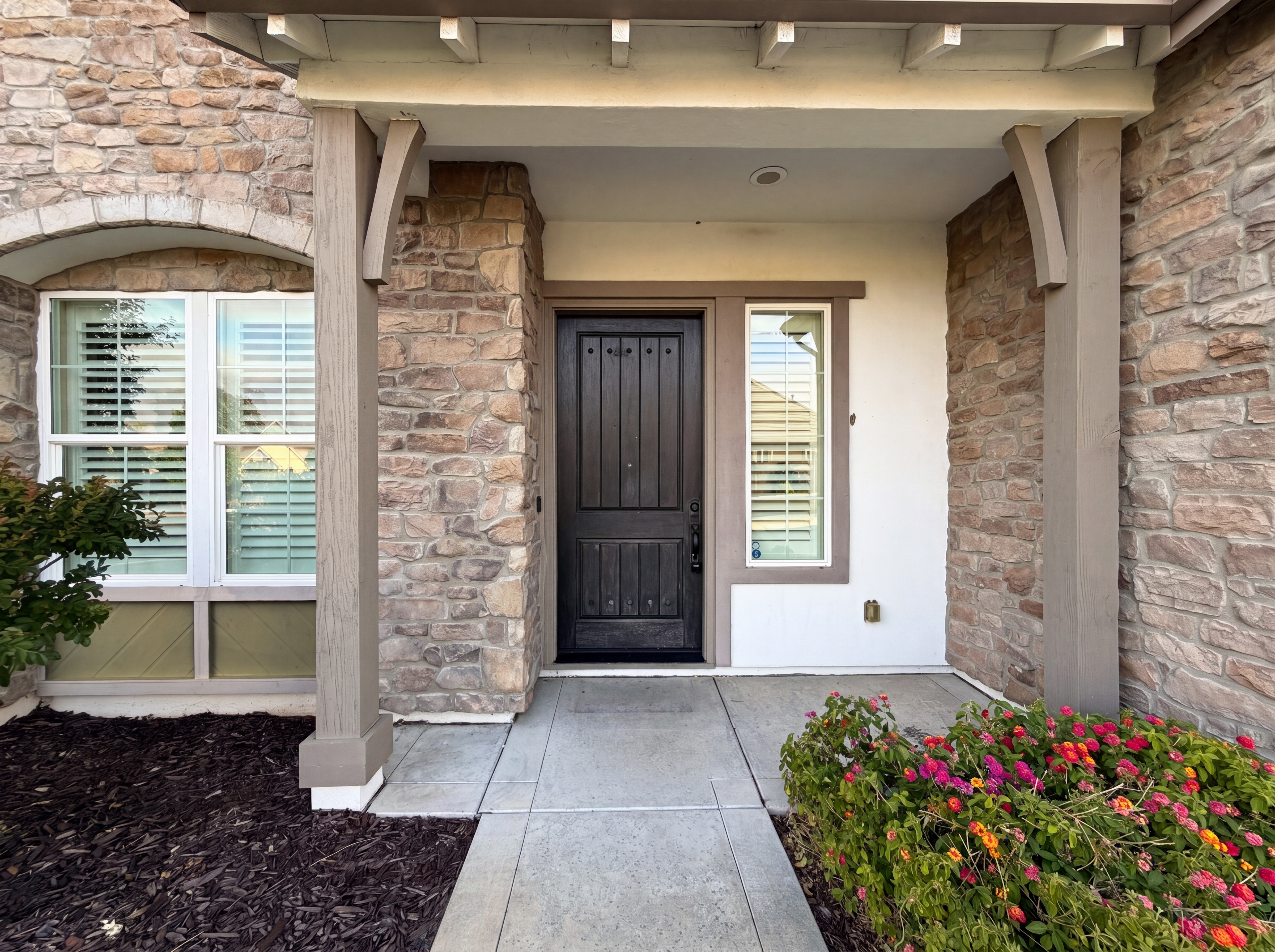 Photo 8 of 36 of 5601 Lakepointe Dr, Rocklin, CA