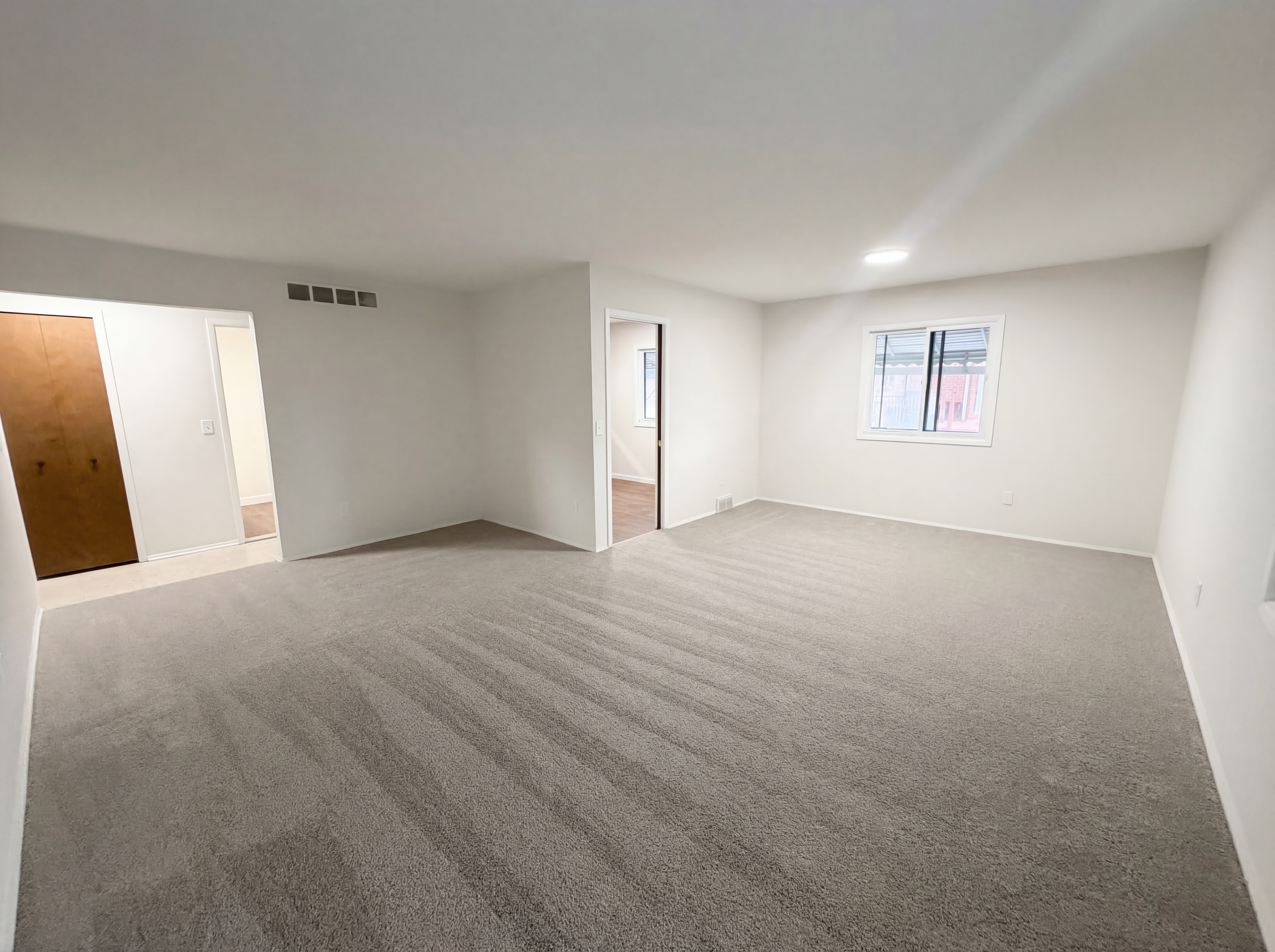 Photo 12 of 18 of 29467 Leemoor Dr, Southfield, MI