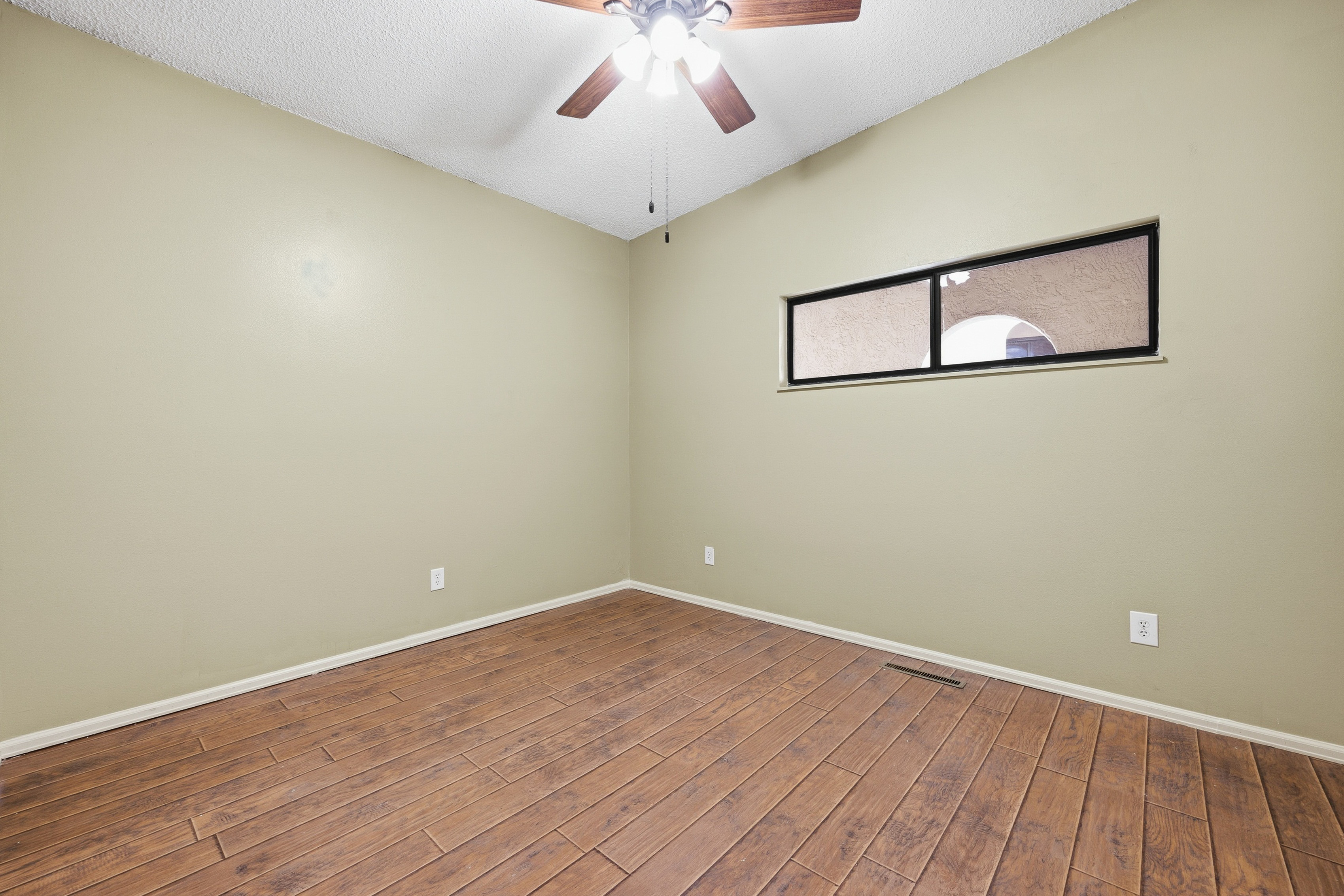 Photo 21 of 32 of 930 Fontmore Rd, Colorado Springs, CO