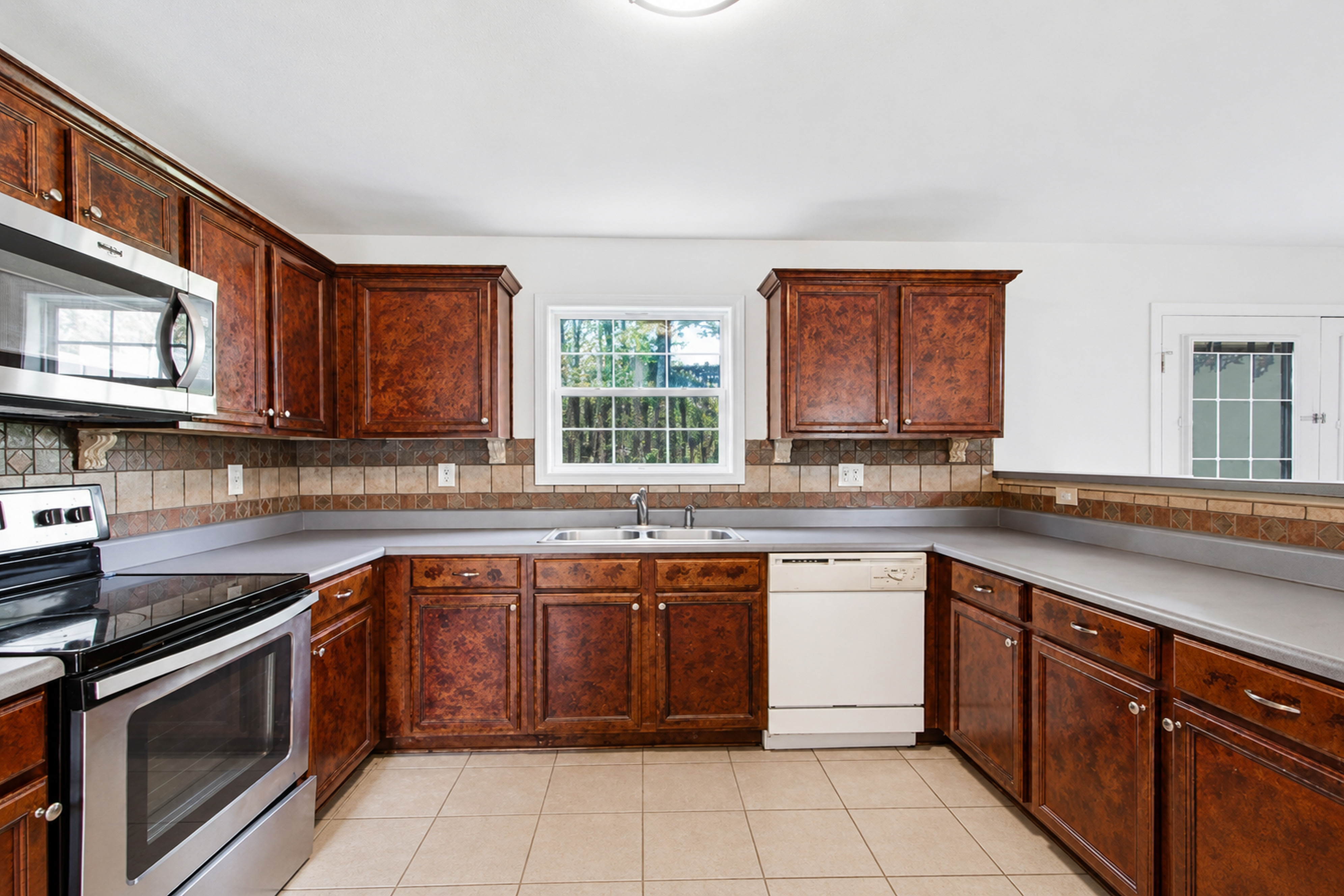 Photo 9 of 41 of 225 Avonlea Dr, Covington, GA