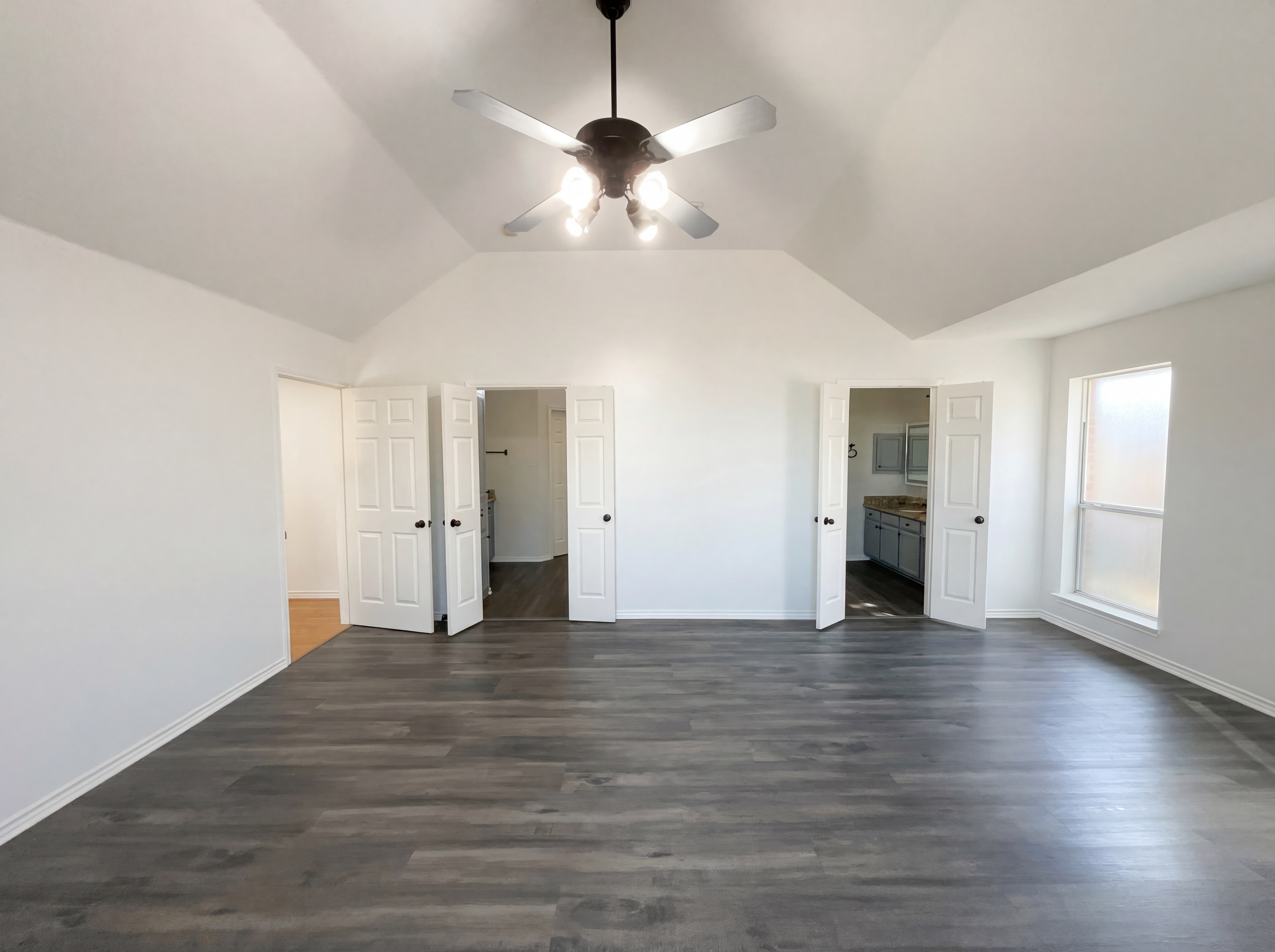 Photo 4 of 24 of 2406 Manchester Dr, Carrollton, TX