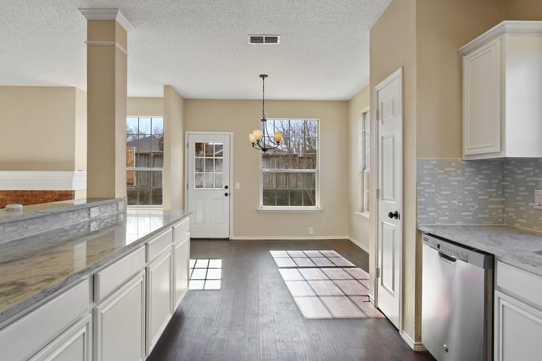 Photo 5 of 30 - 4648 Park Bend Dr, Fort Worth, TX 76137