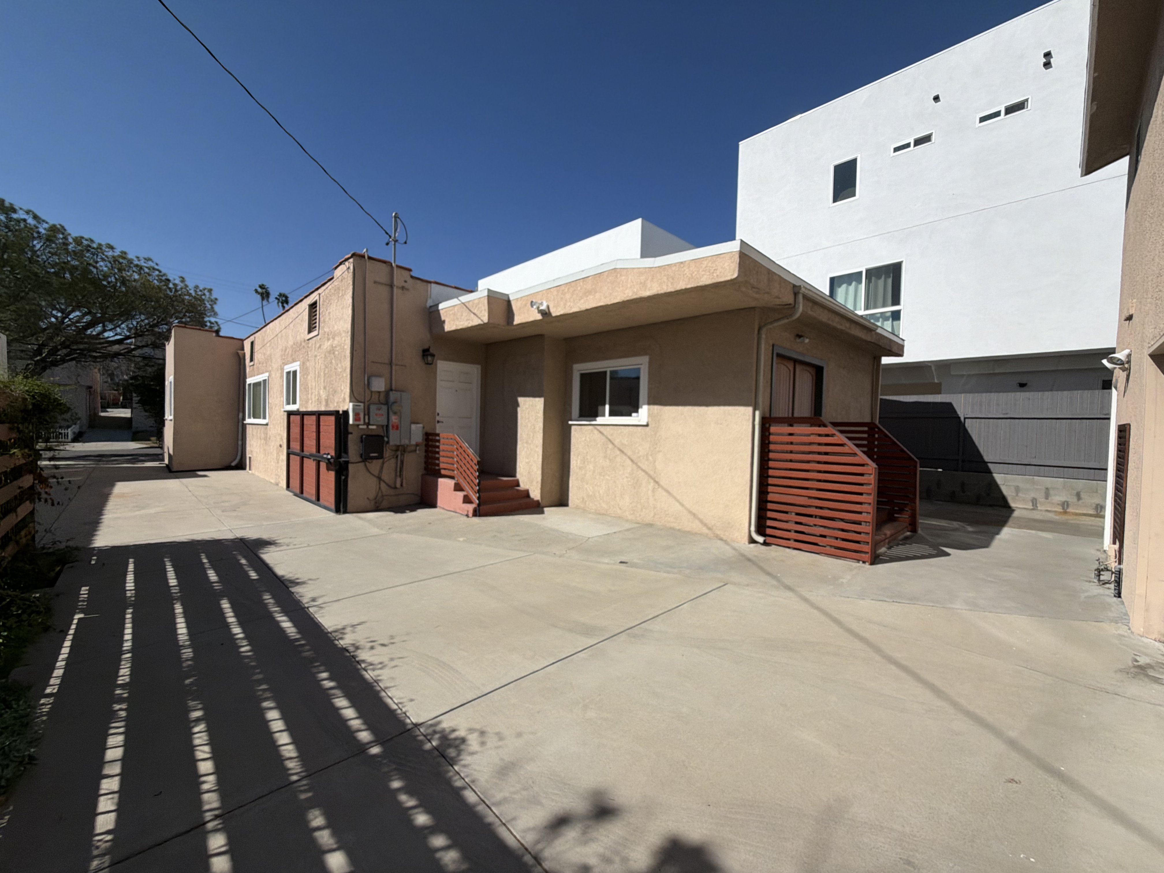 Photo 5 of 29 of 1110 Queen Anne Pl, Los Angeles, CA