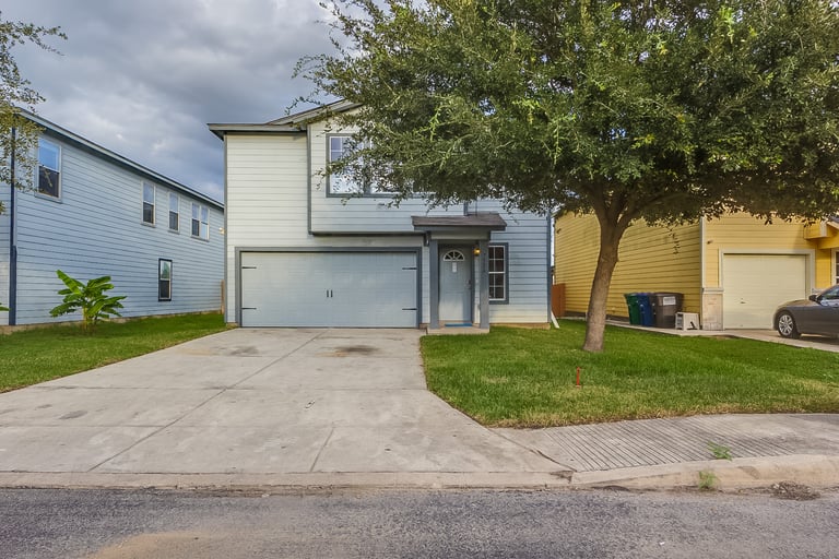 Photo 2 of 19 - 7526 Glen Vly, San Antonio, TX 78242