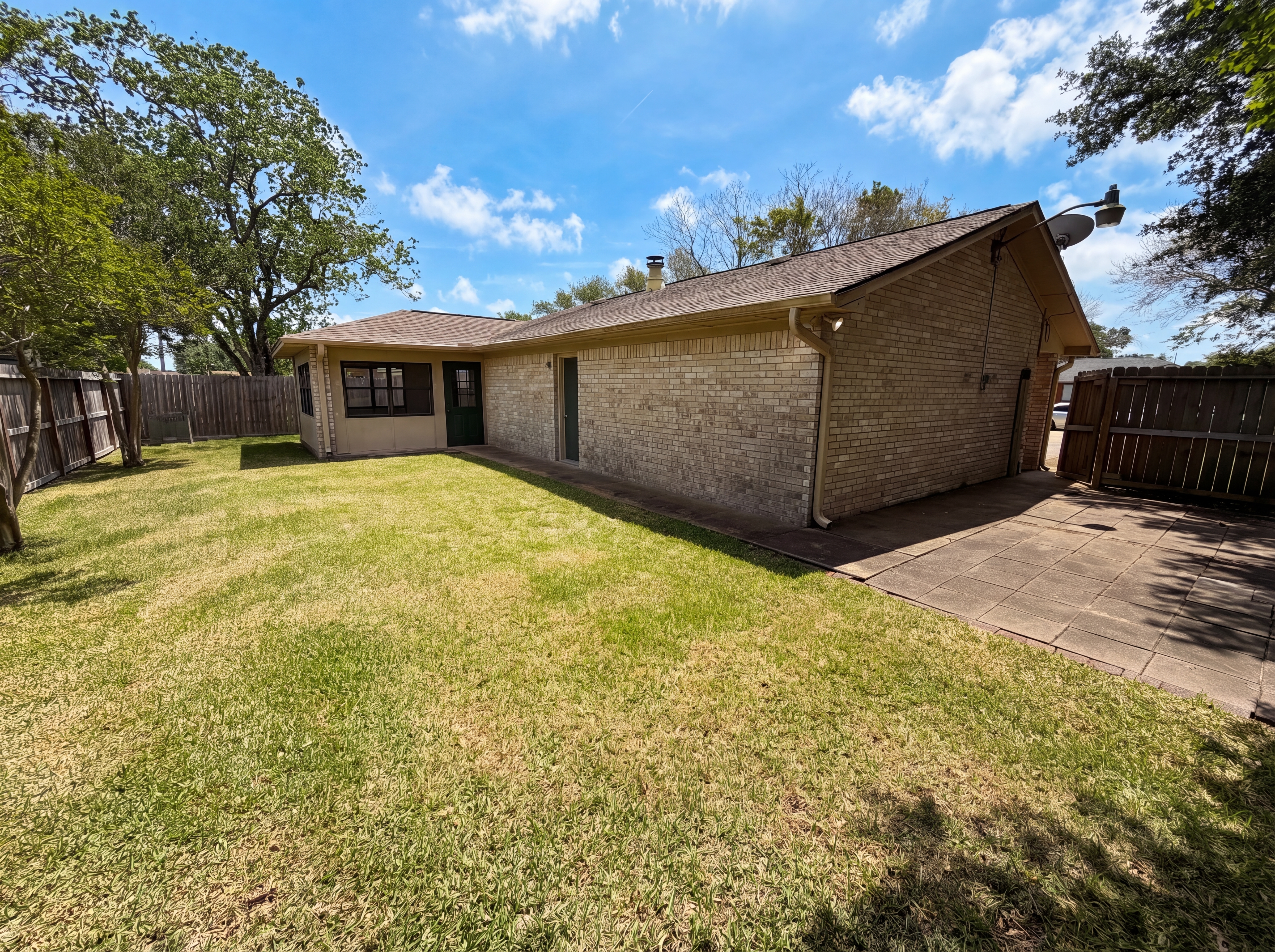 Photo 5 of 24 of 522 27th Ave N, Texas City, TX