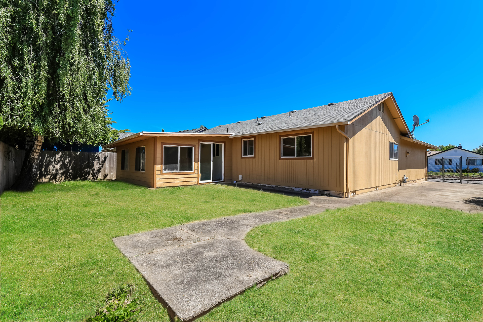 Photo 5 of 36 of 4927 Trade Wind Ave N, Keizer, OR