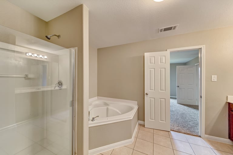 Photo 15 of 22 - 516 Noble Grove Ln, Fort Worth, TX 76140