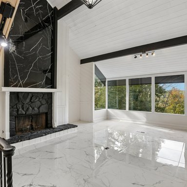 Property photo 2 of 140 Huntcliff Pt