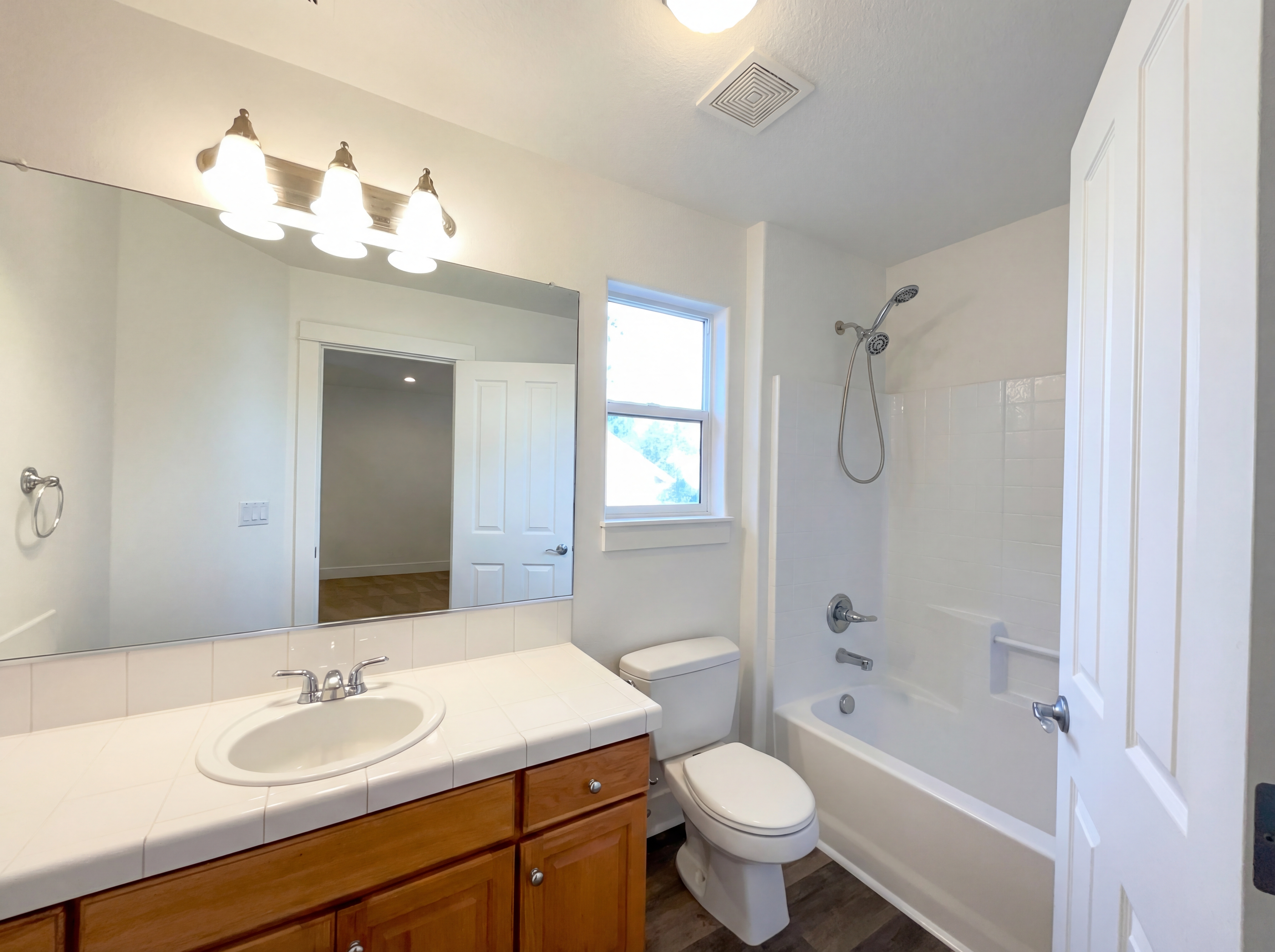 Photo 6 of 35 of 10989 SW Oneida St, Tualatin, OR