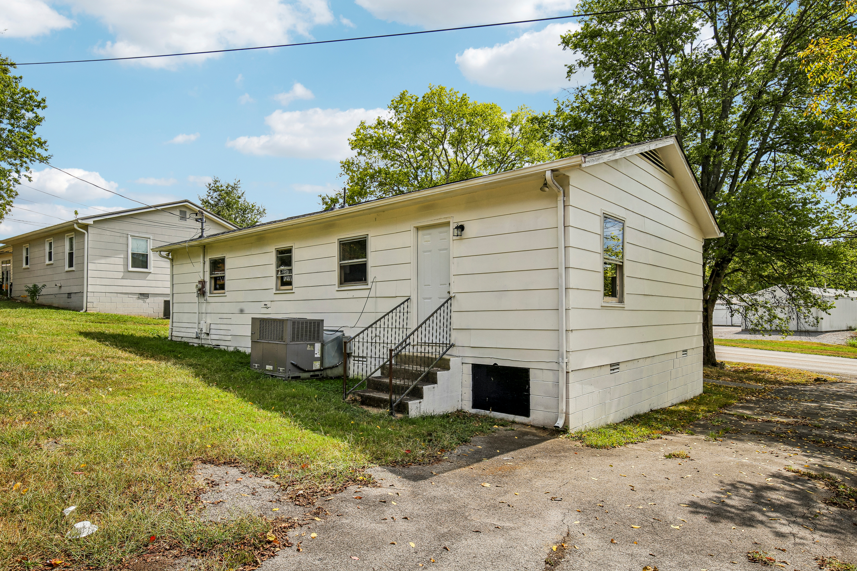 Photo 32 of 33 of 510 W Adams St, Woodbury, TN