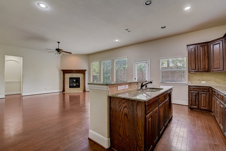 Photo 4 of 42 - 8305 Foothill Dr, Plano, TX 75024