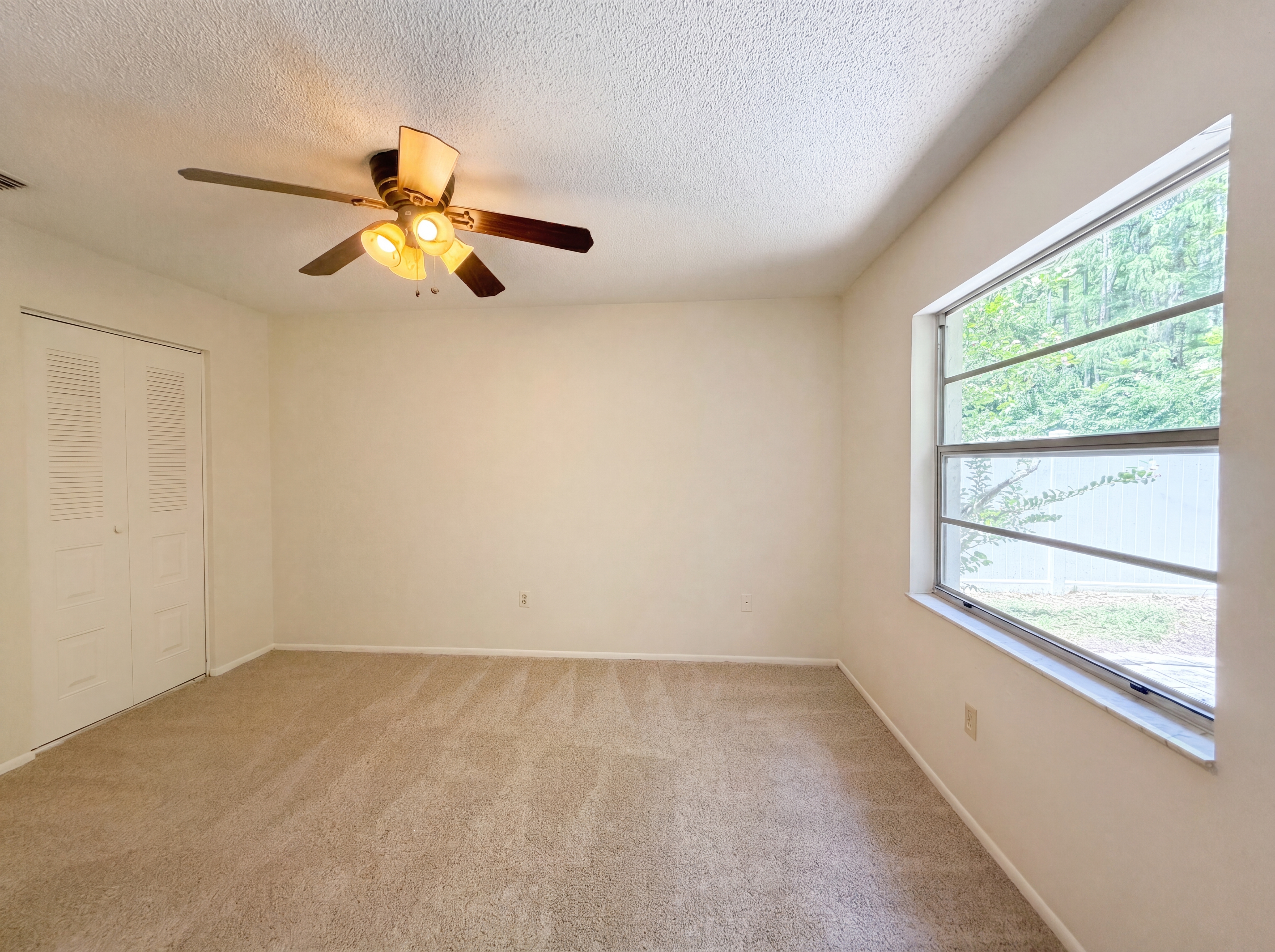 Photo 13 of 27 of 5720 Kneeland Ln, Tampa, FL