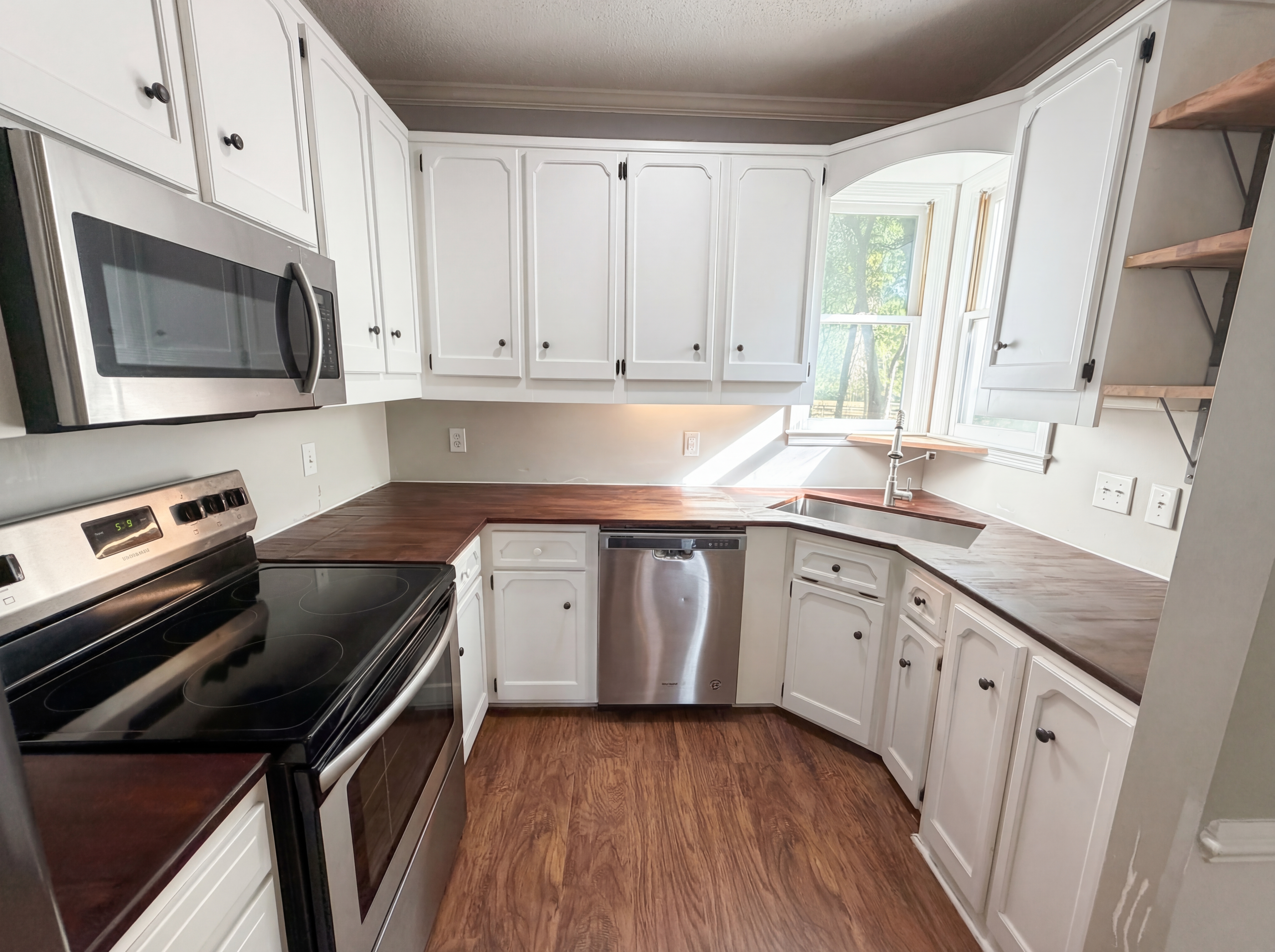 Photo 2 of 20 of 204 Wallace Cir, Lexington, SC