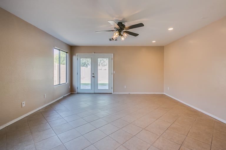 Photo 5 of 25 - 7010 S 24th Ln, Phoenix, AZ 85041