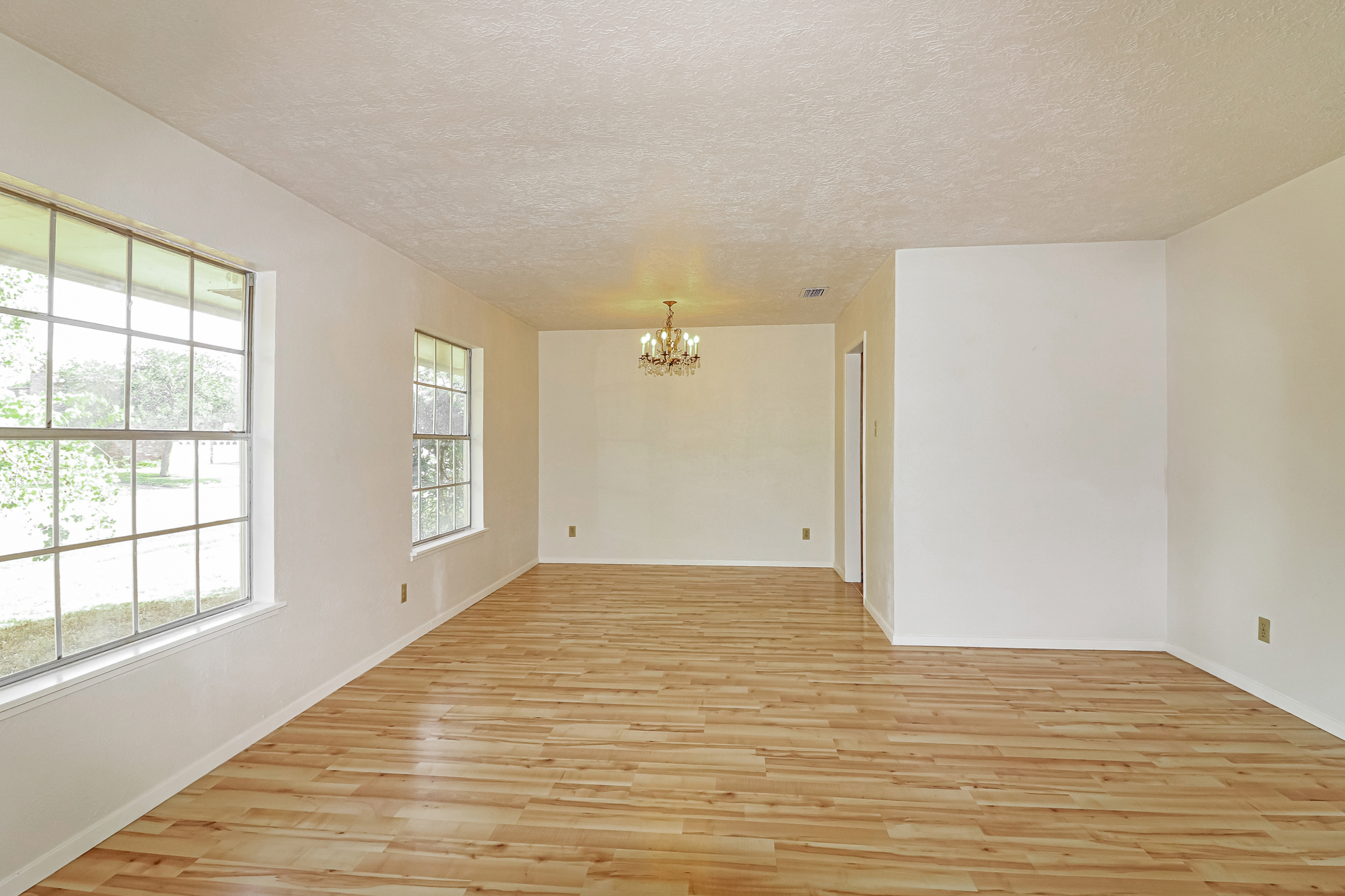 Photo 9 of 21 of 6409 Coral Gables Dr, Corpus Christi, TX