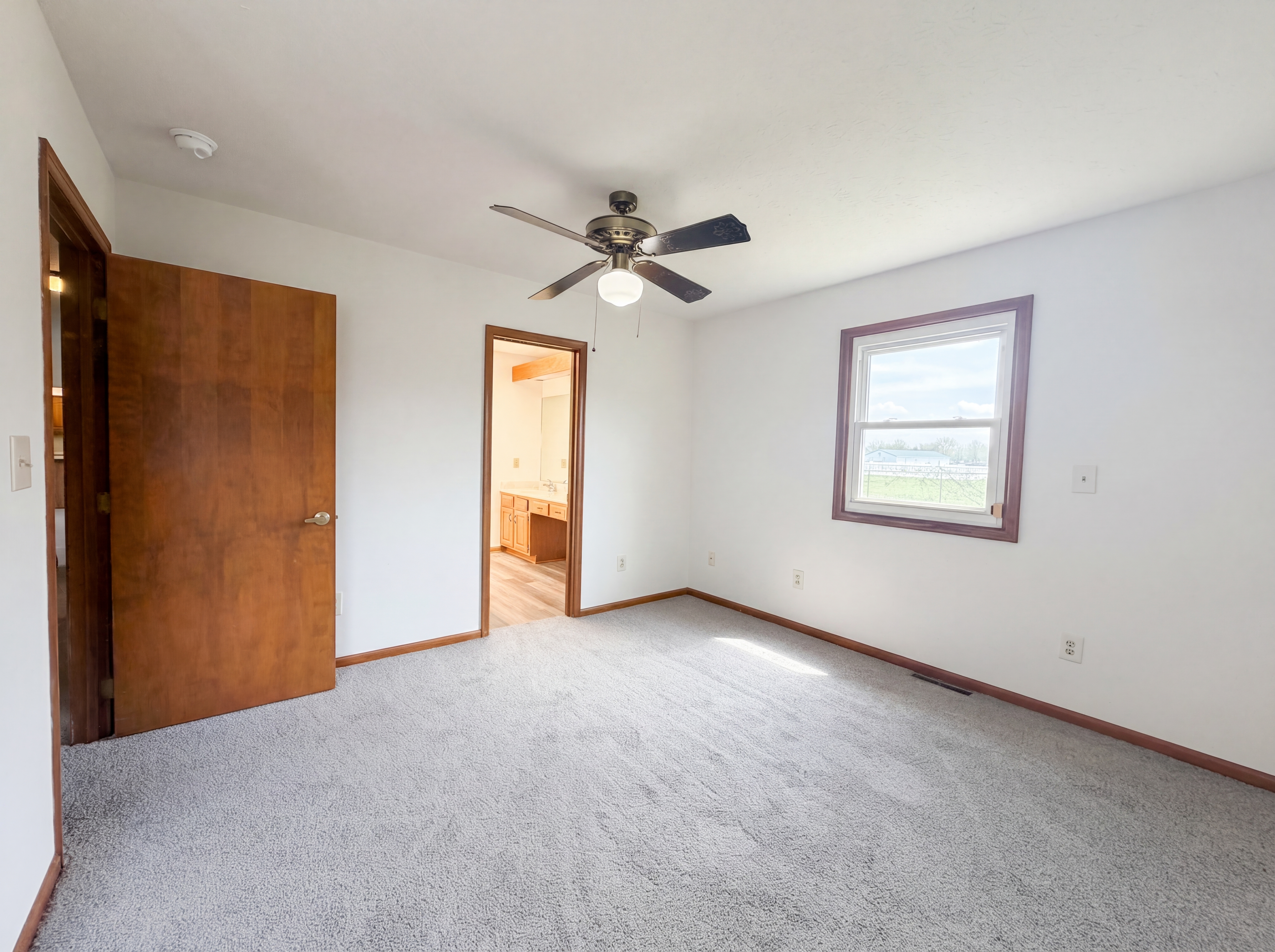 Photo 16 of 31 of 610 Executive Blvd, Delaware, OH