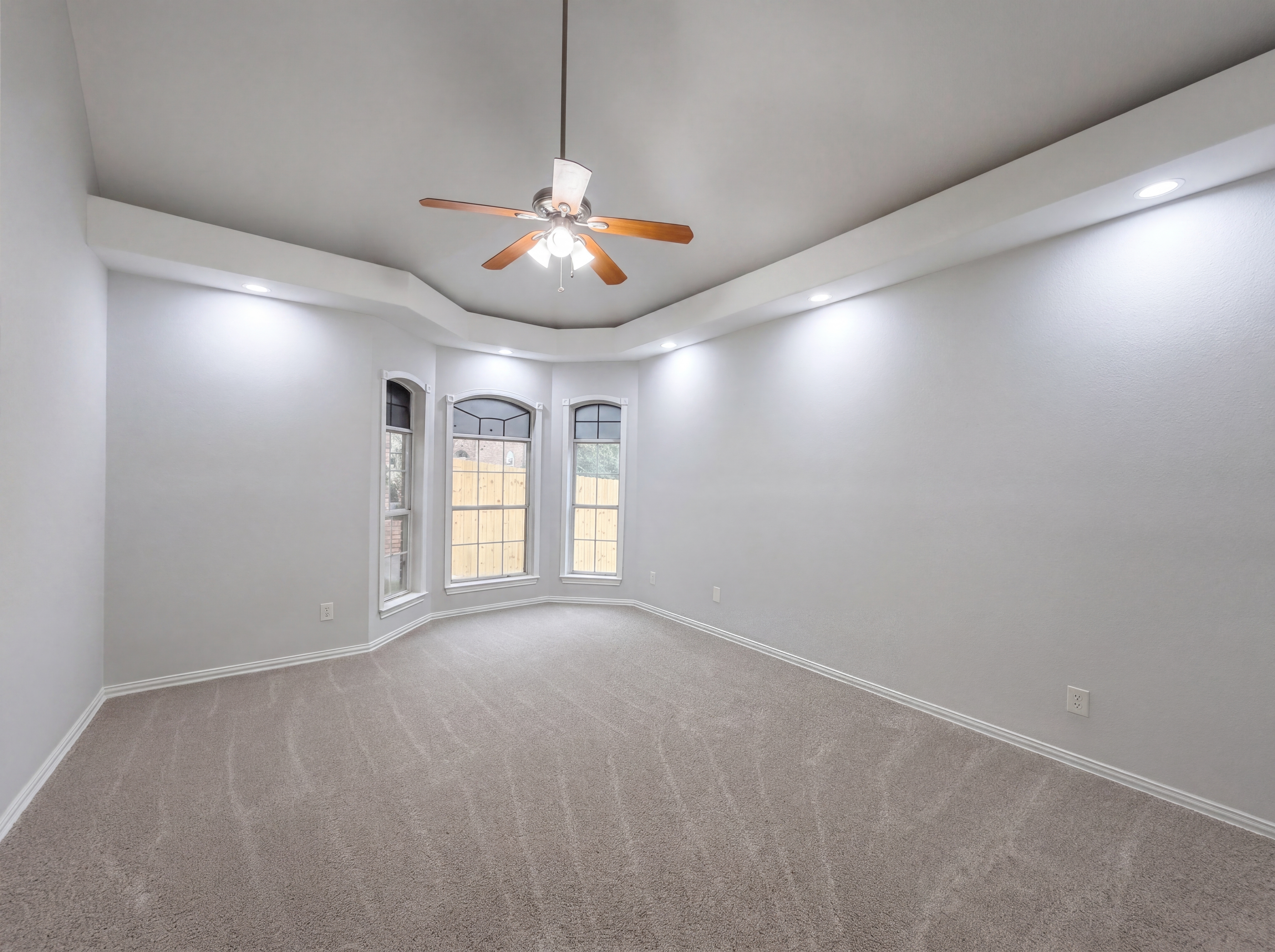 Photo 4 of 27 of 7707 Windmere Ct, Irving, TX