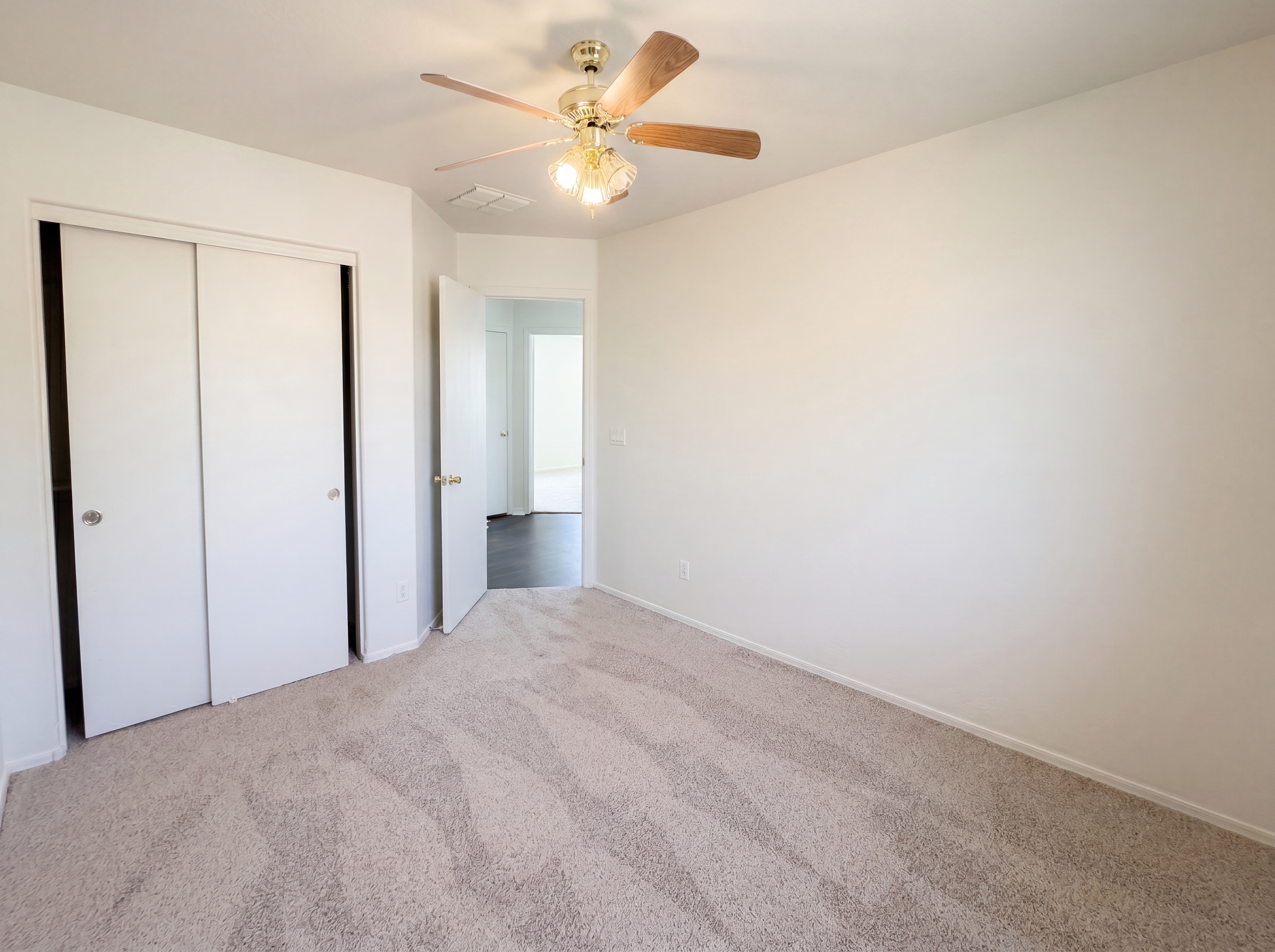 Photo 13 of 27 of 13976 W Port Royale Ln, Surprise, AZ