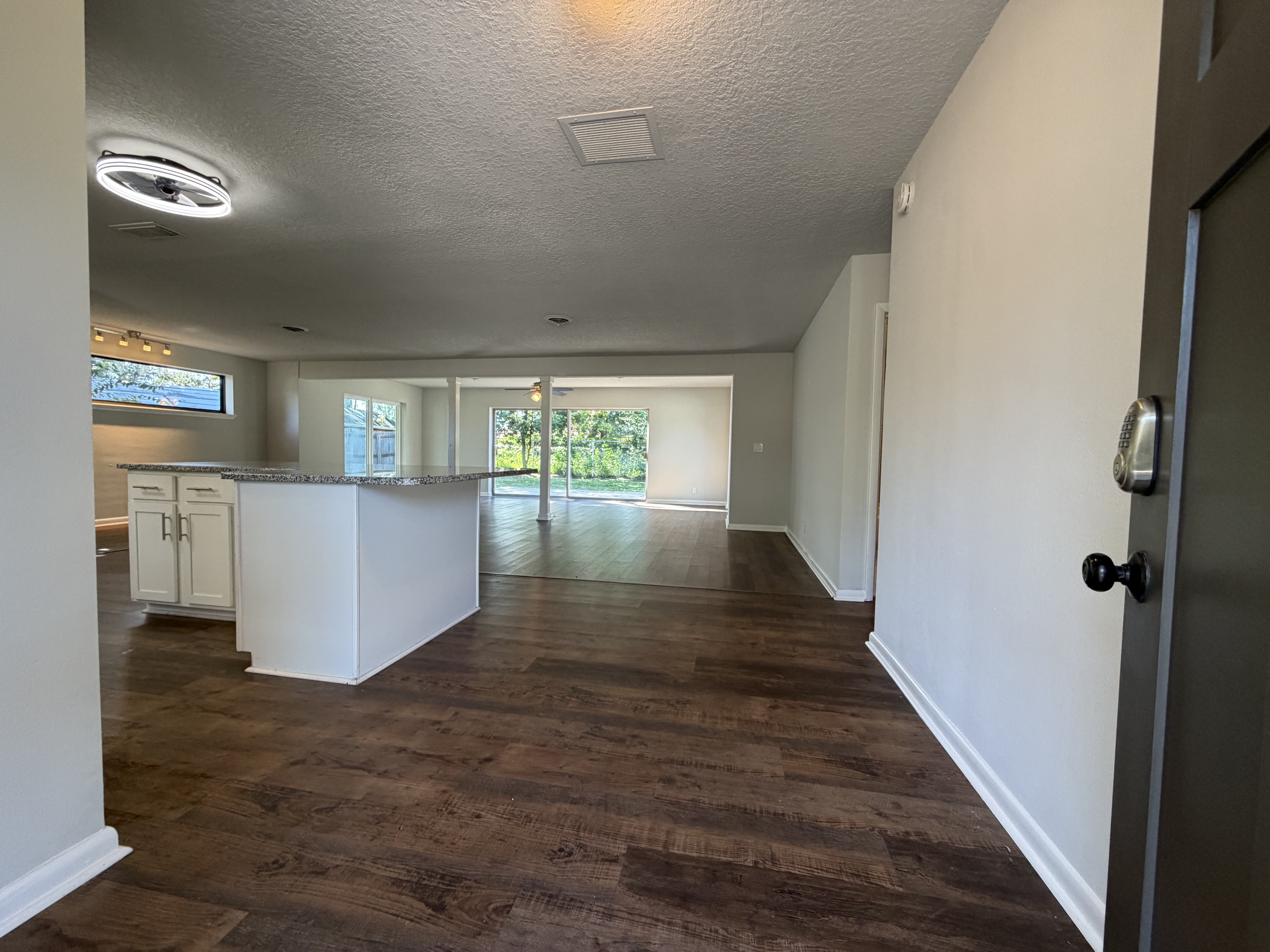 Photo 8 of 22 of 4040 Sierra Madre Dr S, Jacksonville, FL