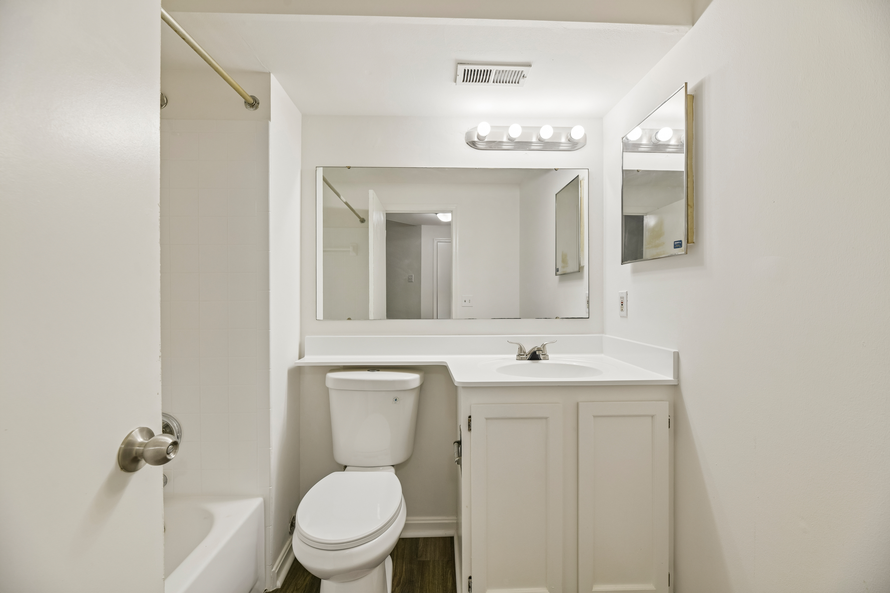Photo 6 of 37 of 6866 Chasewood Cir, Centreville, VA