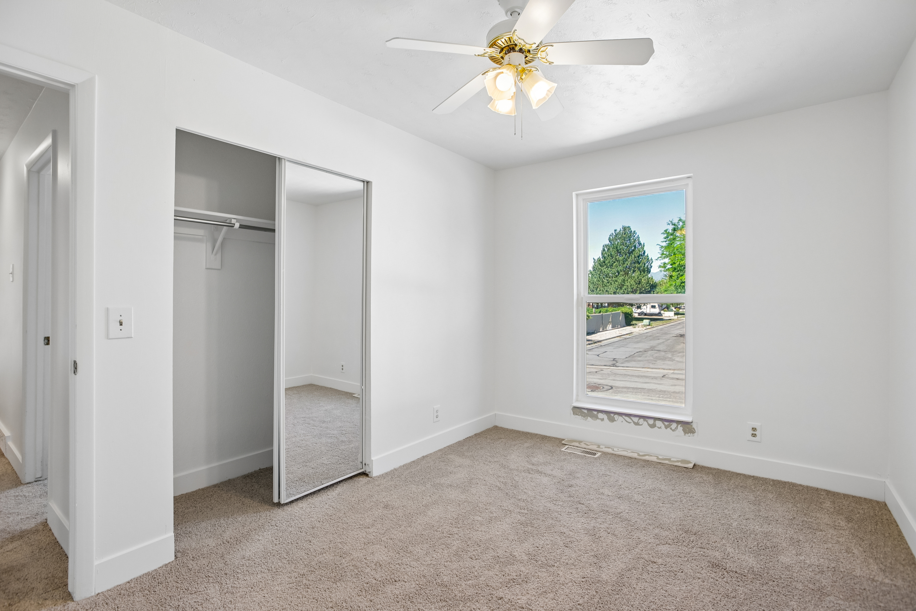 Photo 18 of 30 of 6383 S Lauritzen Dr, Taylorsville, UT