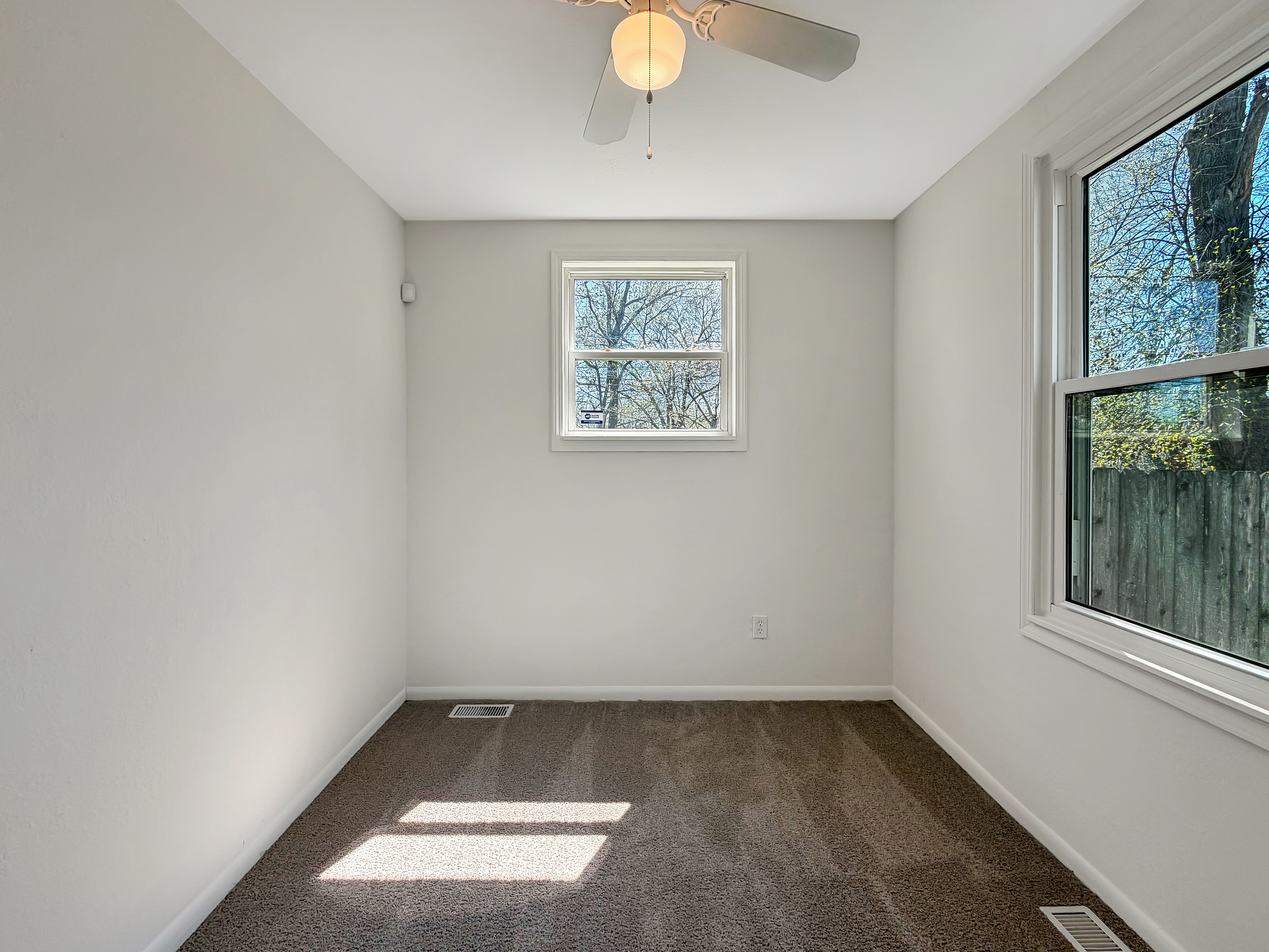 Photo 4 of 14 of 1005 NE 44th St, Kansas City, MO
